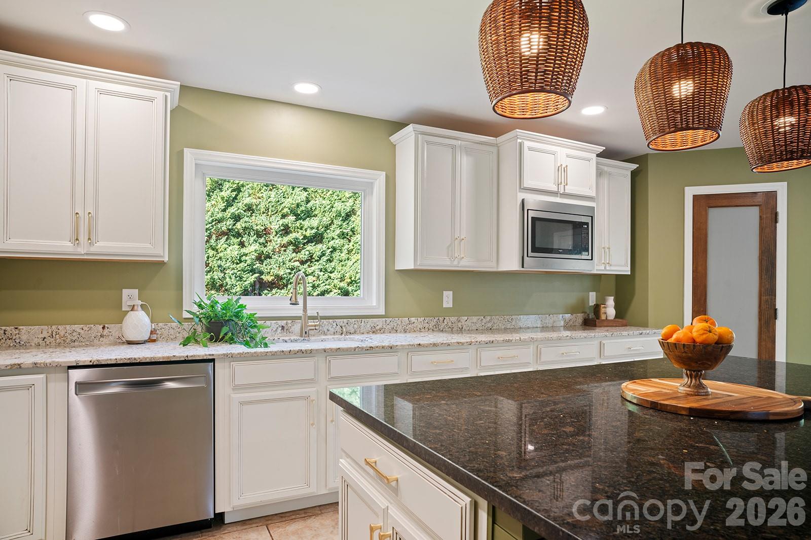 98 N Pinecrest Lane — Hendersonville