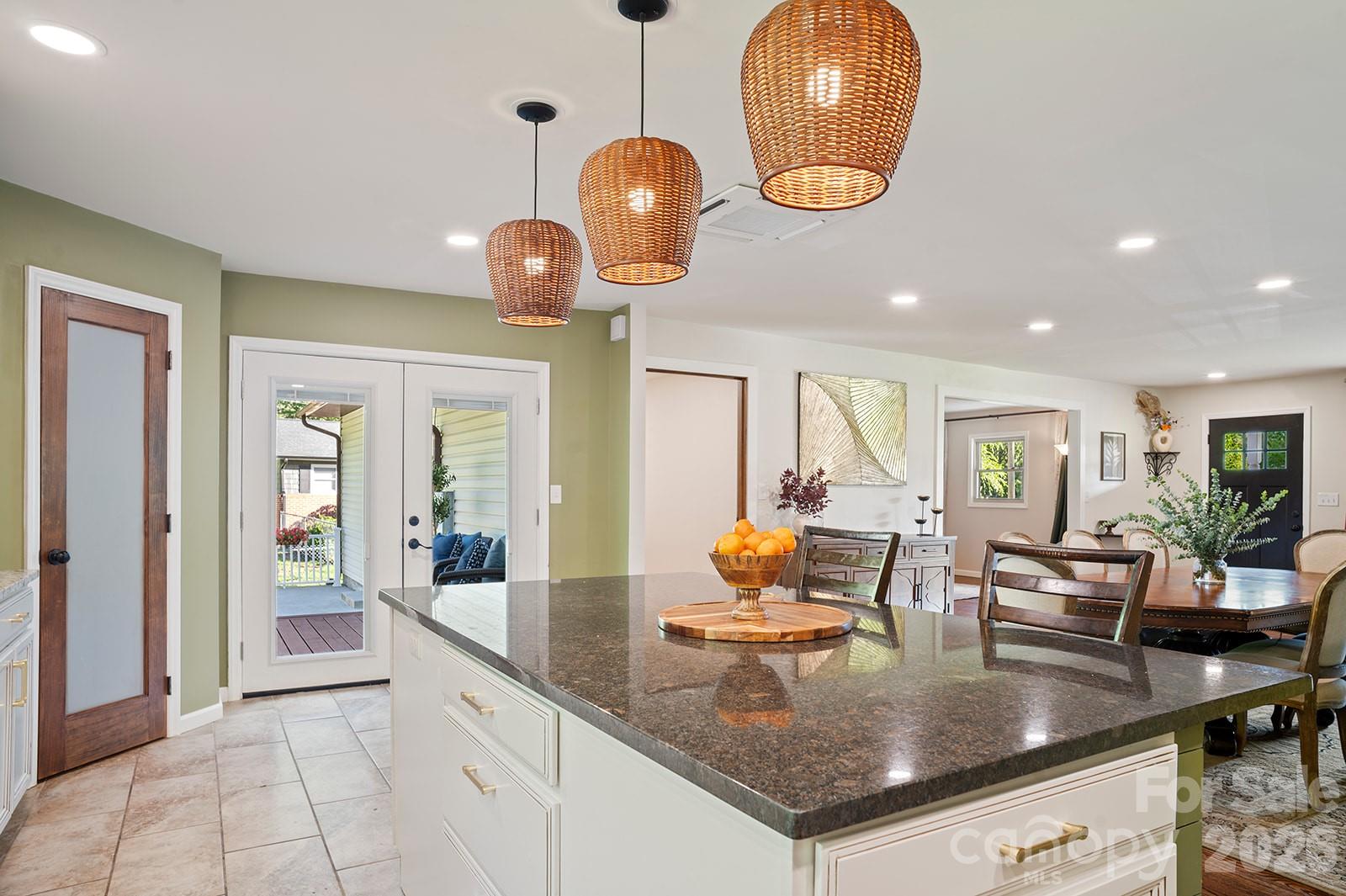 98 N Pinecrest Lane — Hendersonville