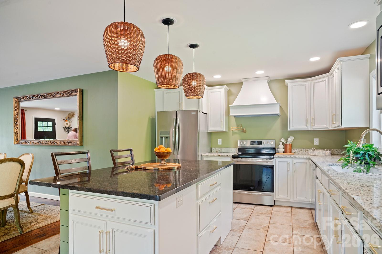 98 N Pinecrest Lane — Hendersonville