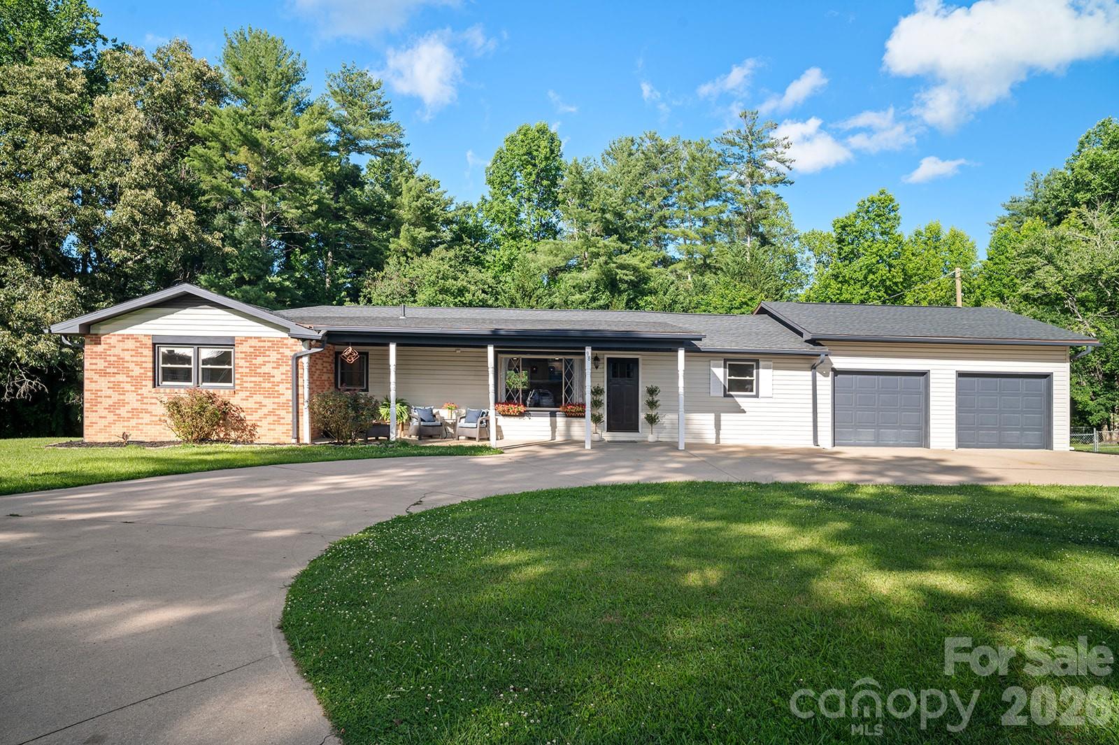 98 N Pinecrest Lane — Hendersonville