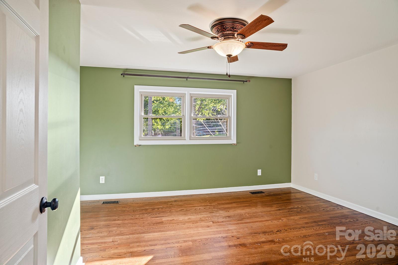 98 N Pinecrest Lane — Hendersonville