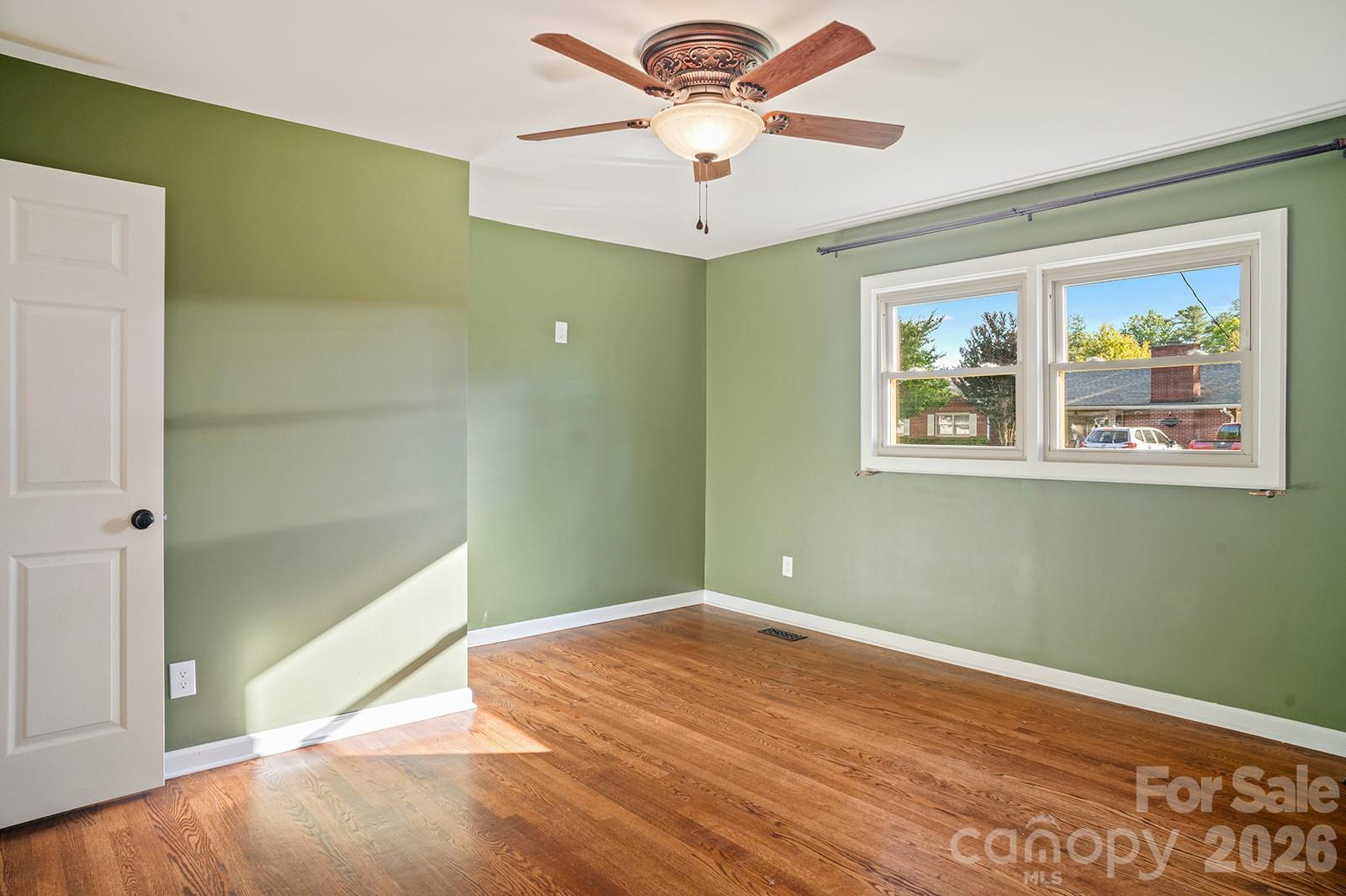 98 N Pinecrest Lane — Hendersonville