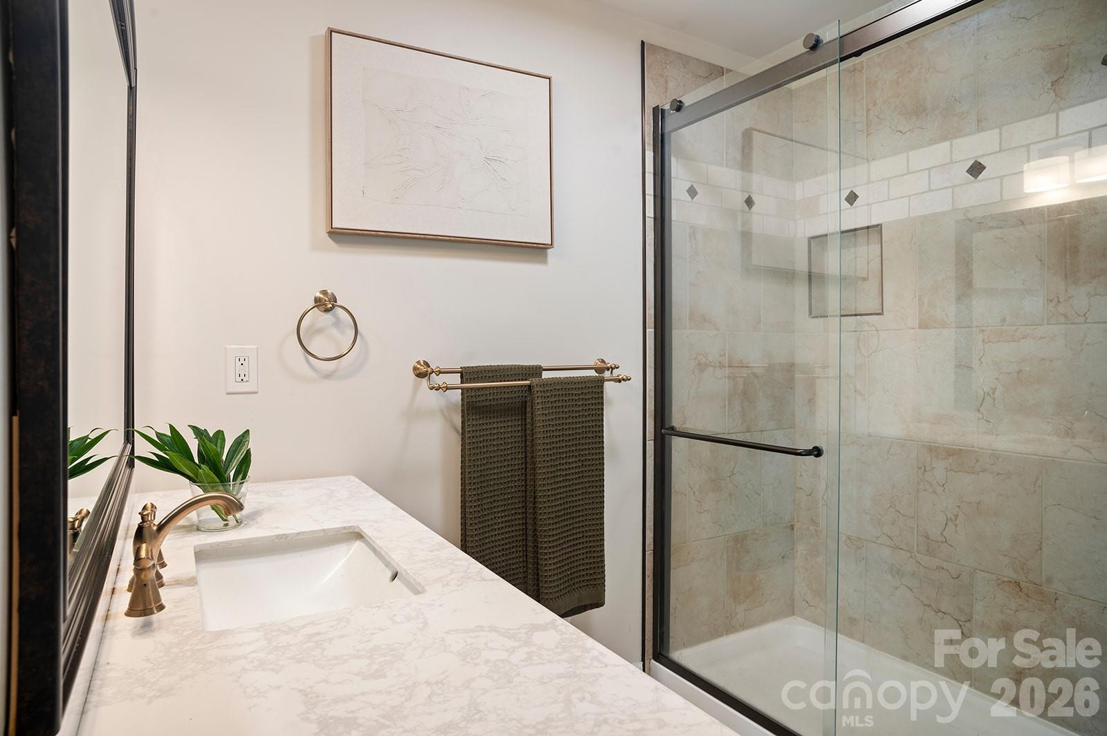 98 N Pinecrest Lane — Hendersonville