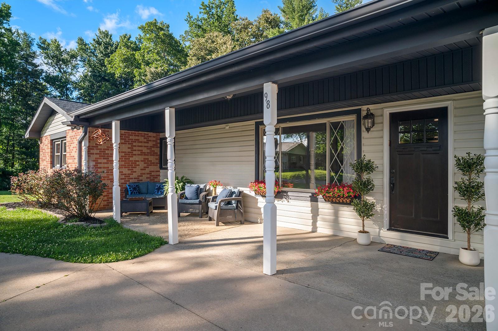 98 N Pinecrest Lane — Hendersonville