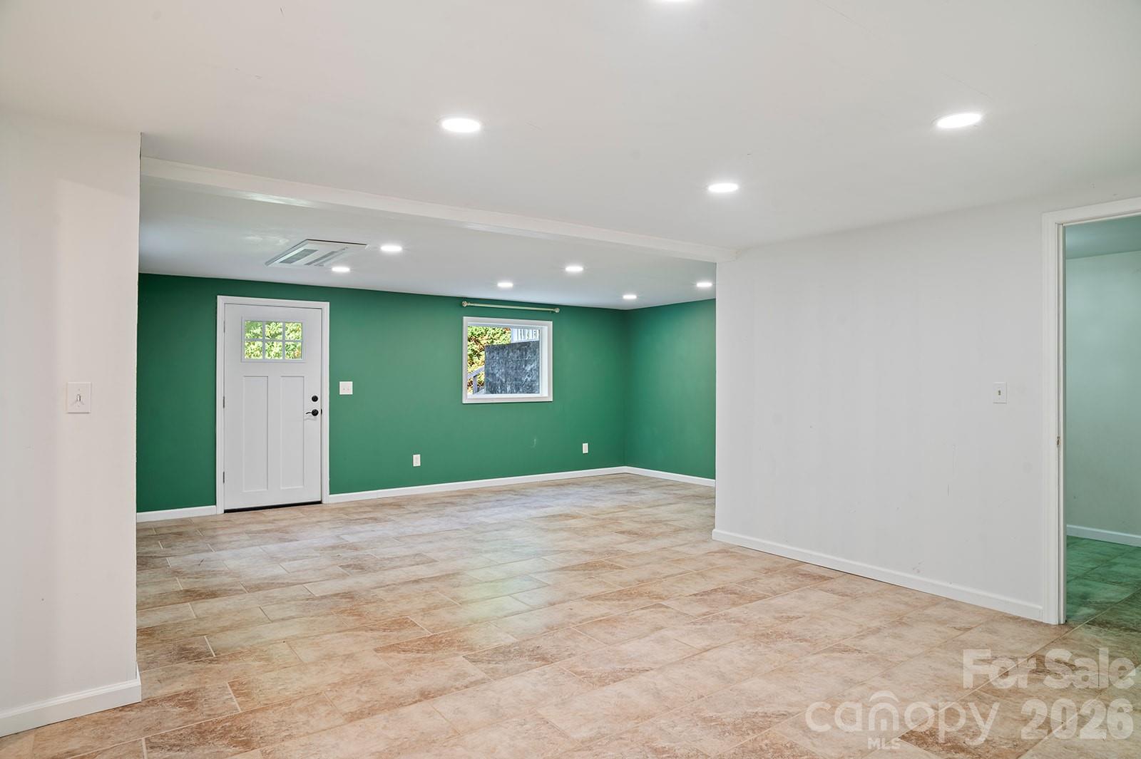 98 N Pinecrest Lane — Hendersonville