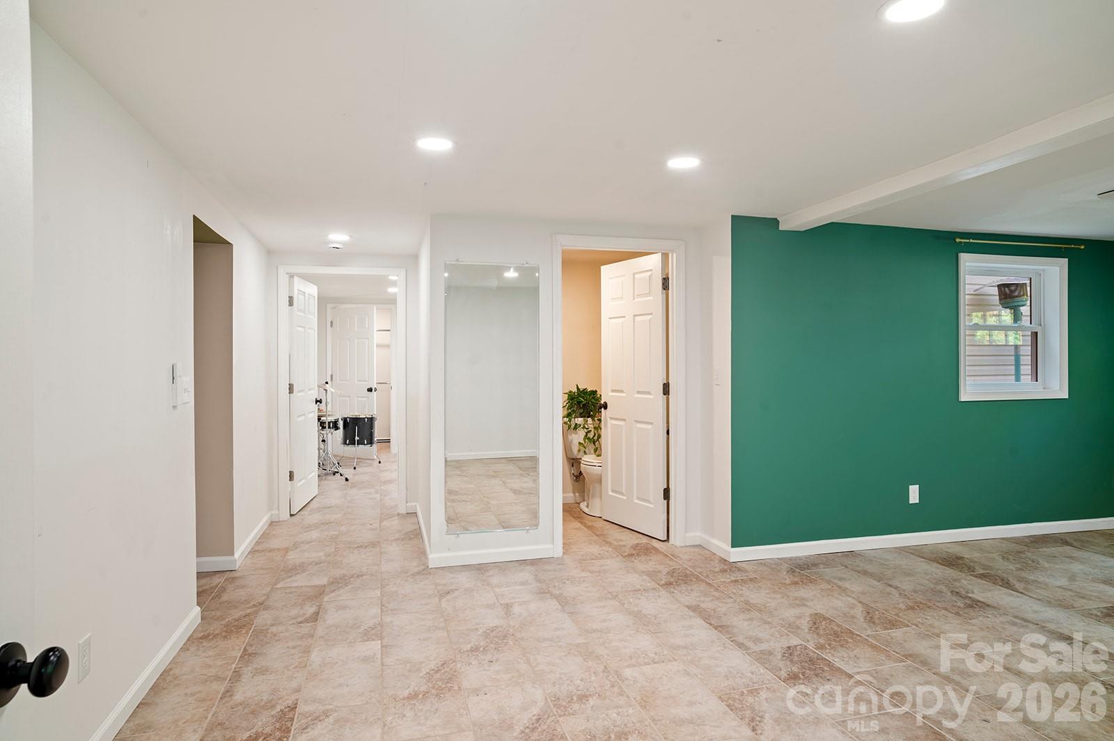98 N Pinecrest Lane — Hendersonville