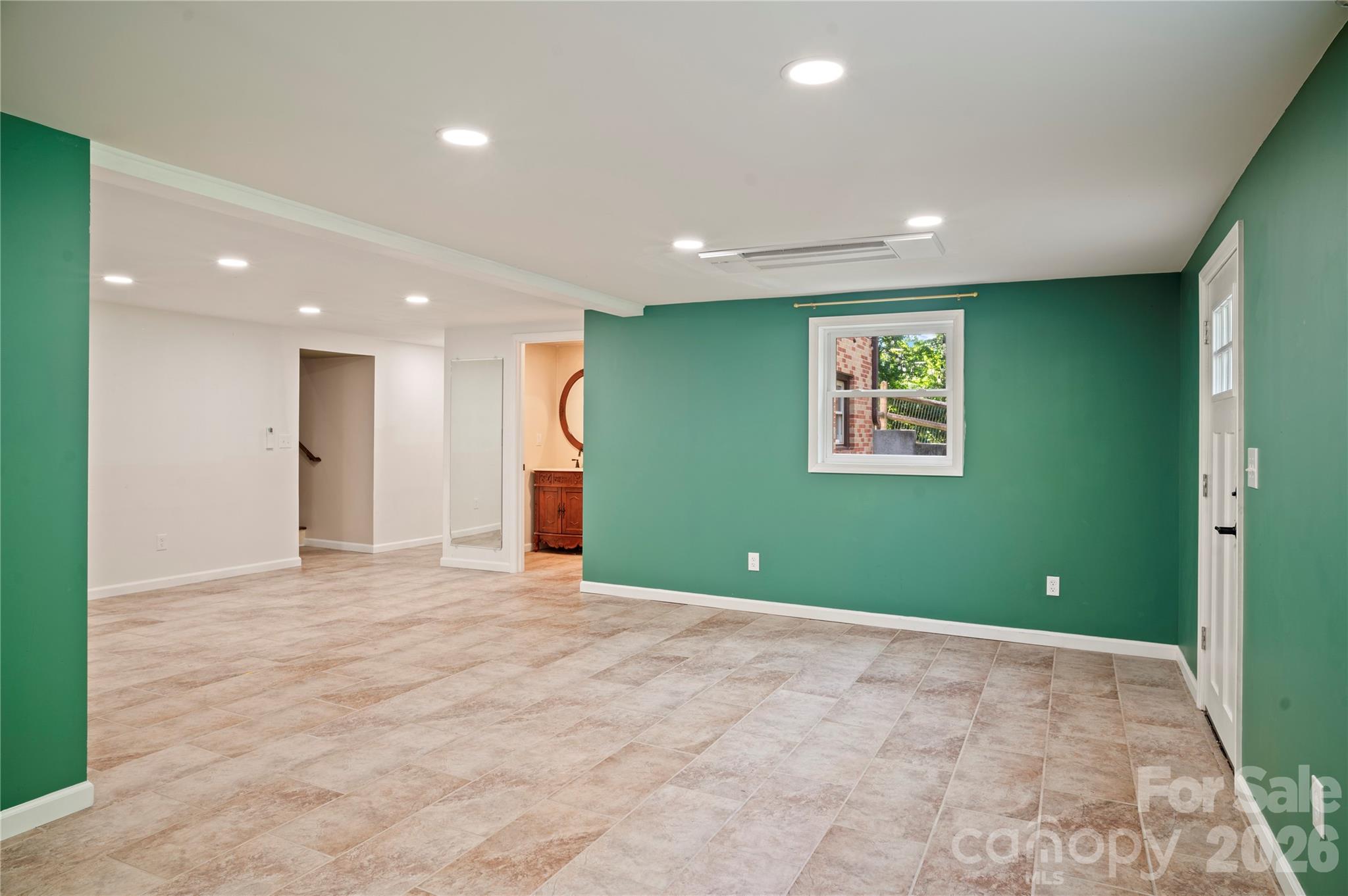 98 N Pinecrest Lane — Hendersonville