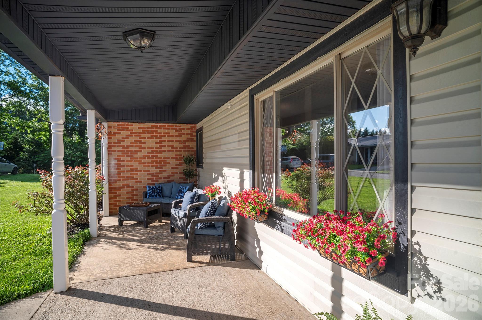 98 N Pinecrest Lane — Hendersonville