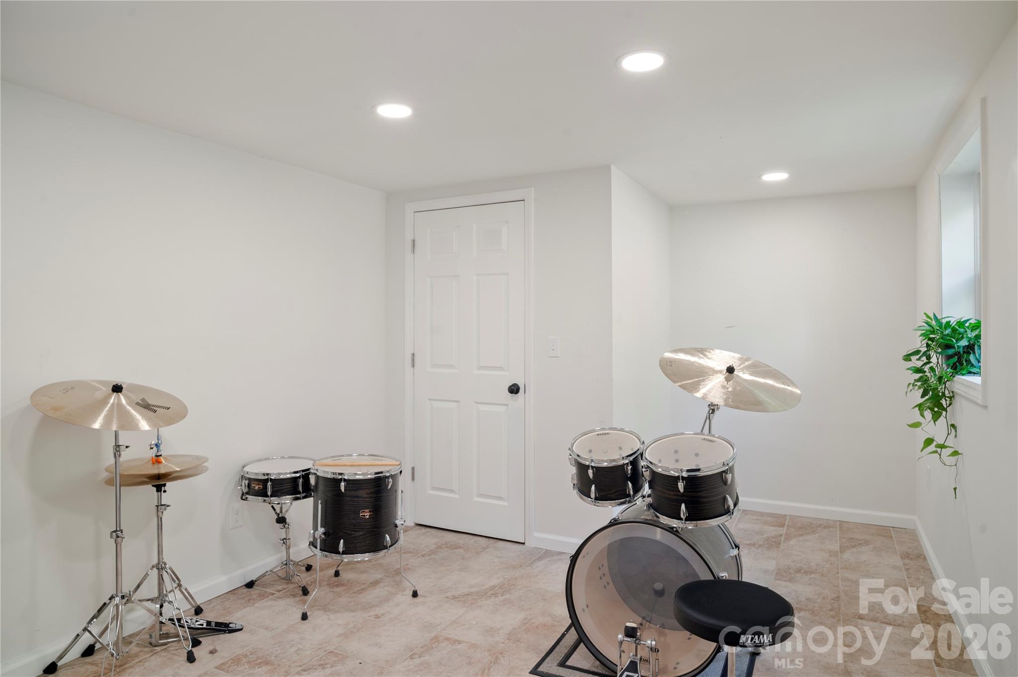 98 N Pinecrest Lane — Hendersonville