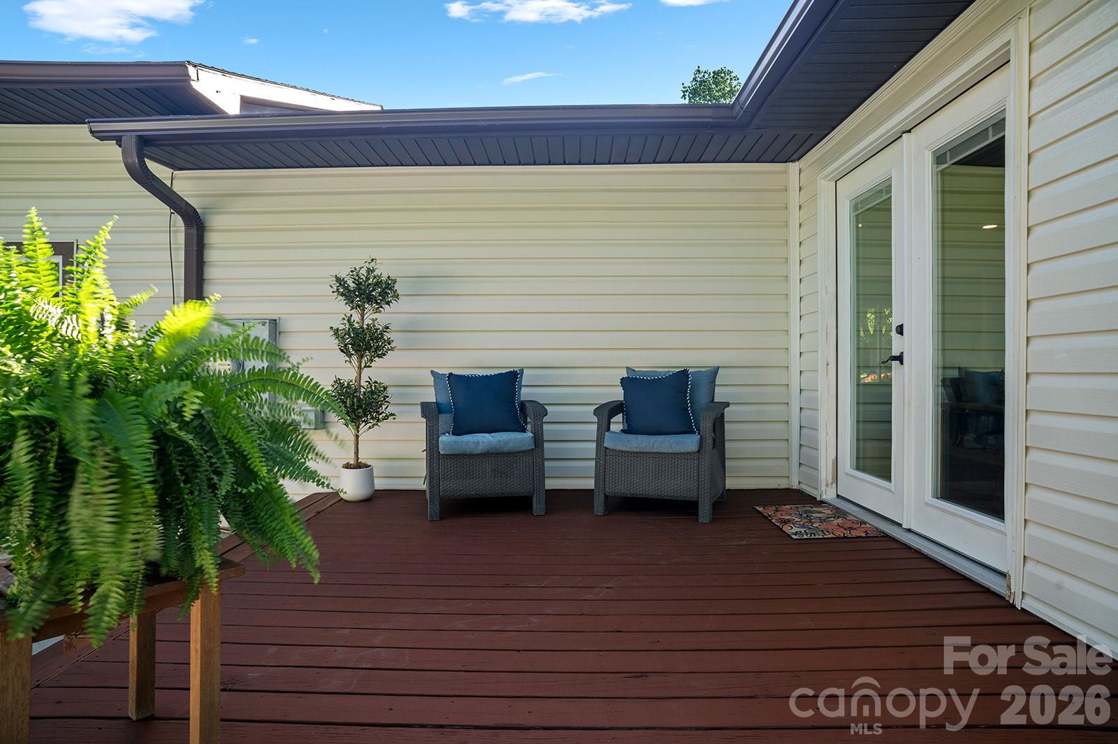 98 N Pinecrest Lane — Hendersonville