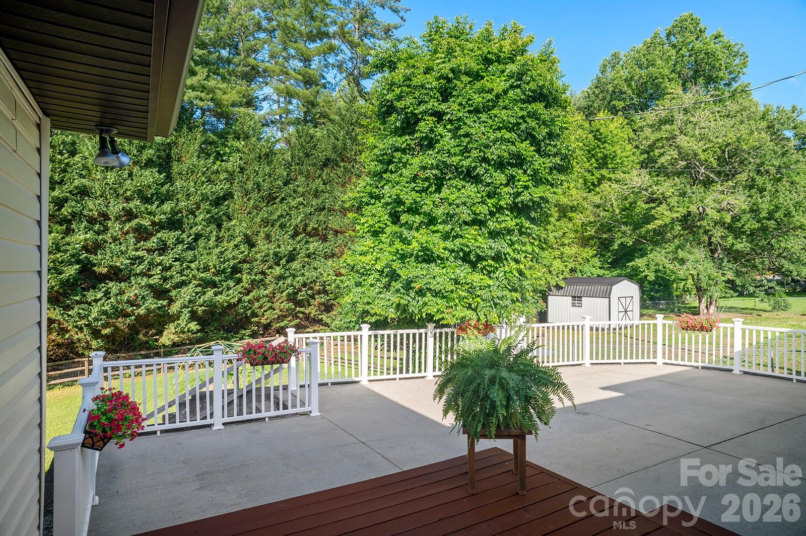 98 N Pinecrest Lane — Hendersonville