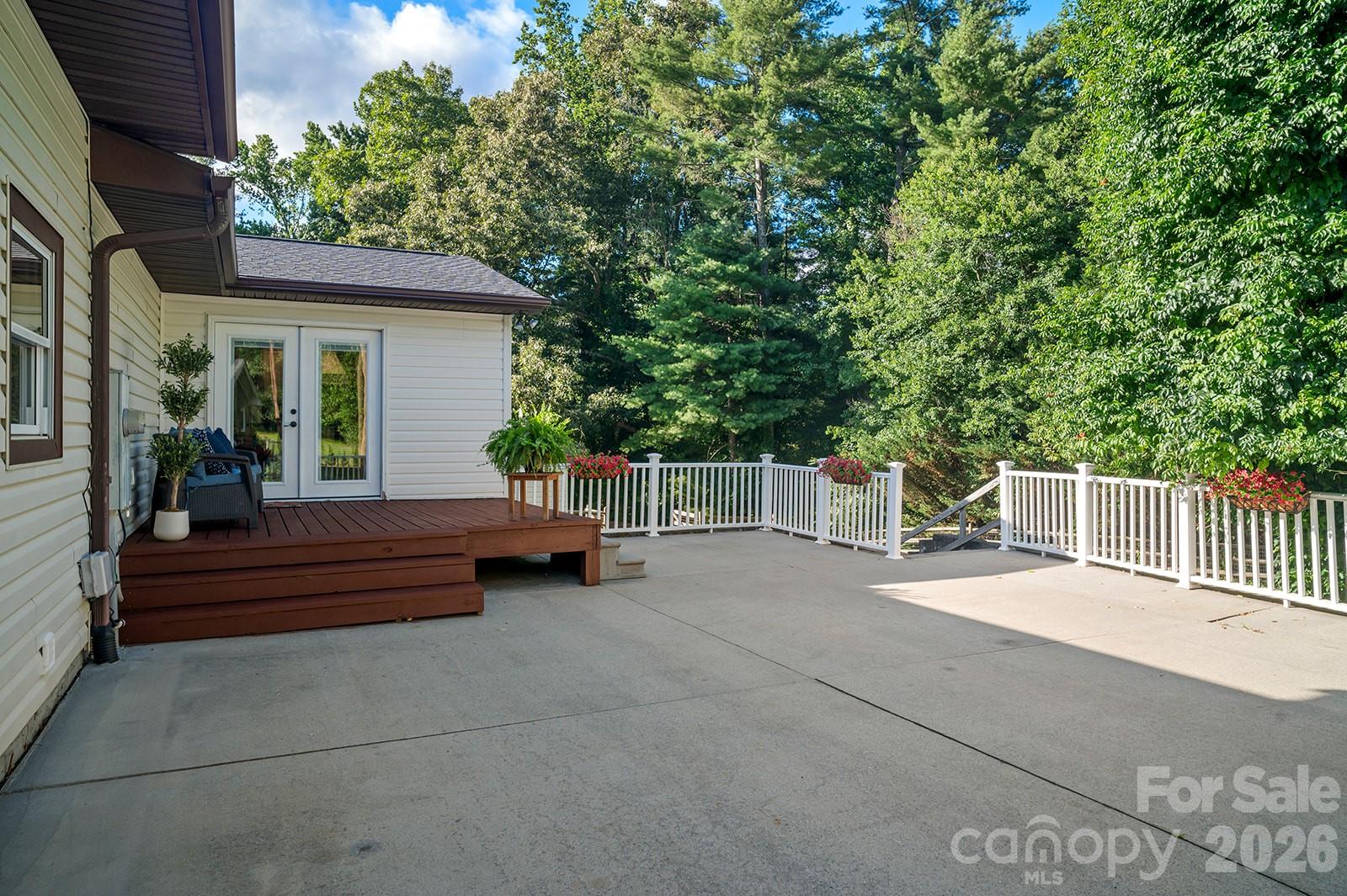 98 N Pinecrest Lane — Hendersonville