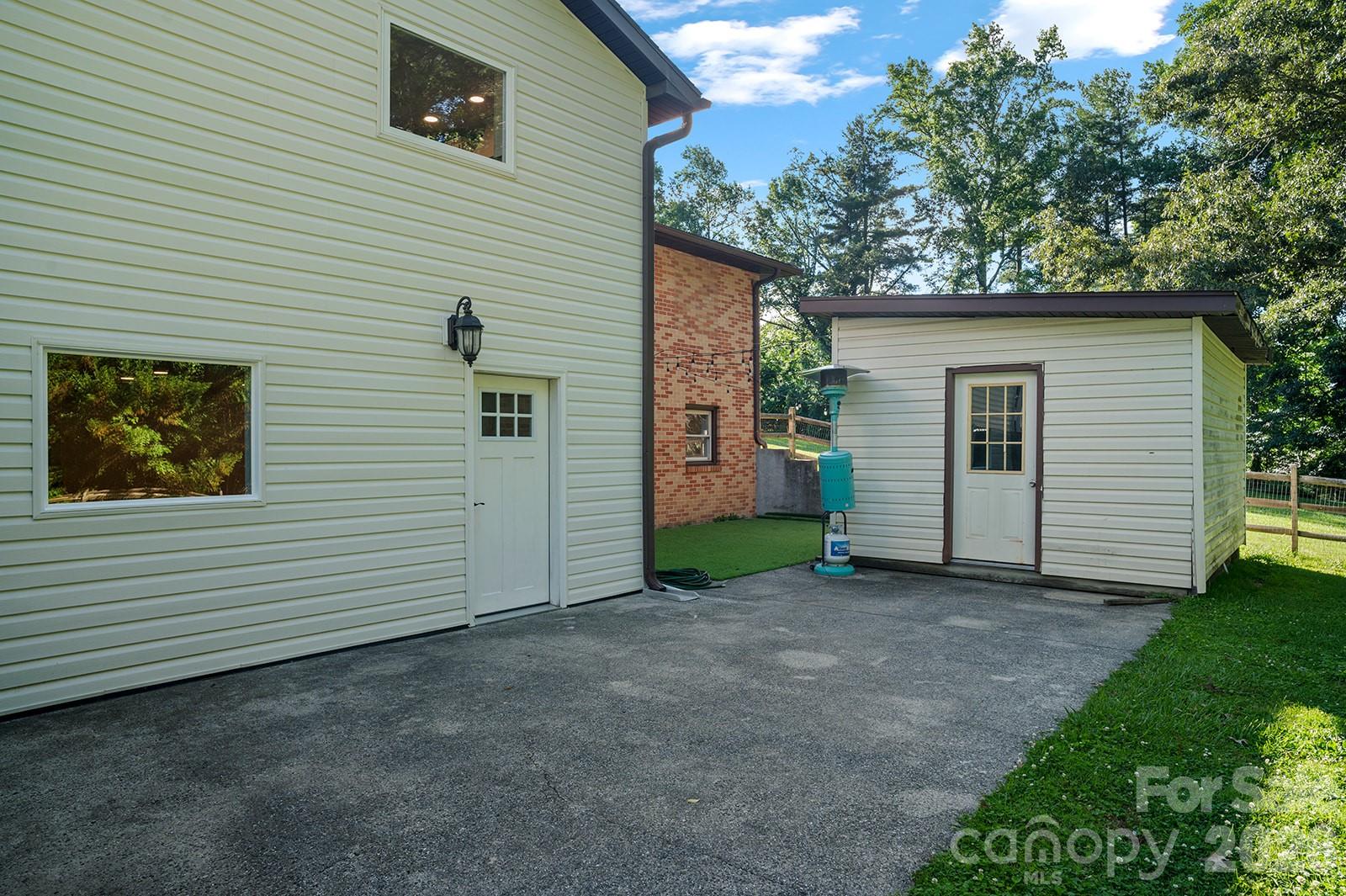 98 N Pinecrest Lane — Hendersonville