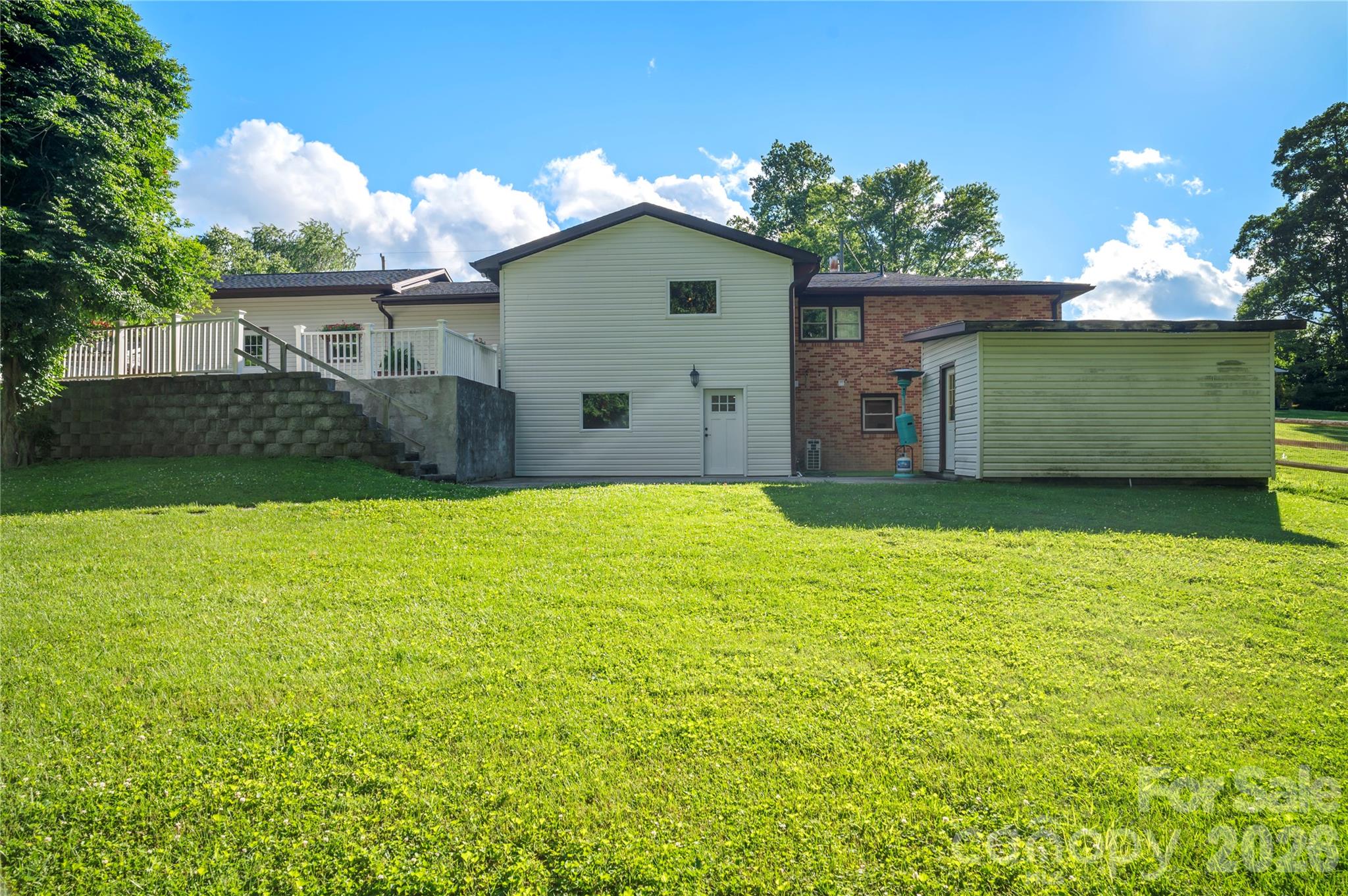 98 N Pinecrest Lane — Hendersonville