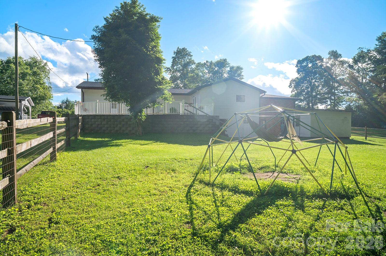 98 N Pinecrest Lane — Hendersonville