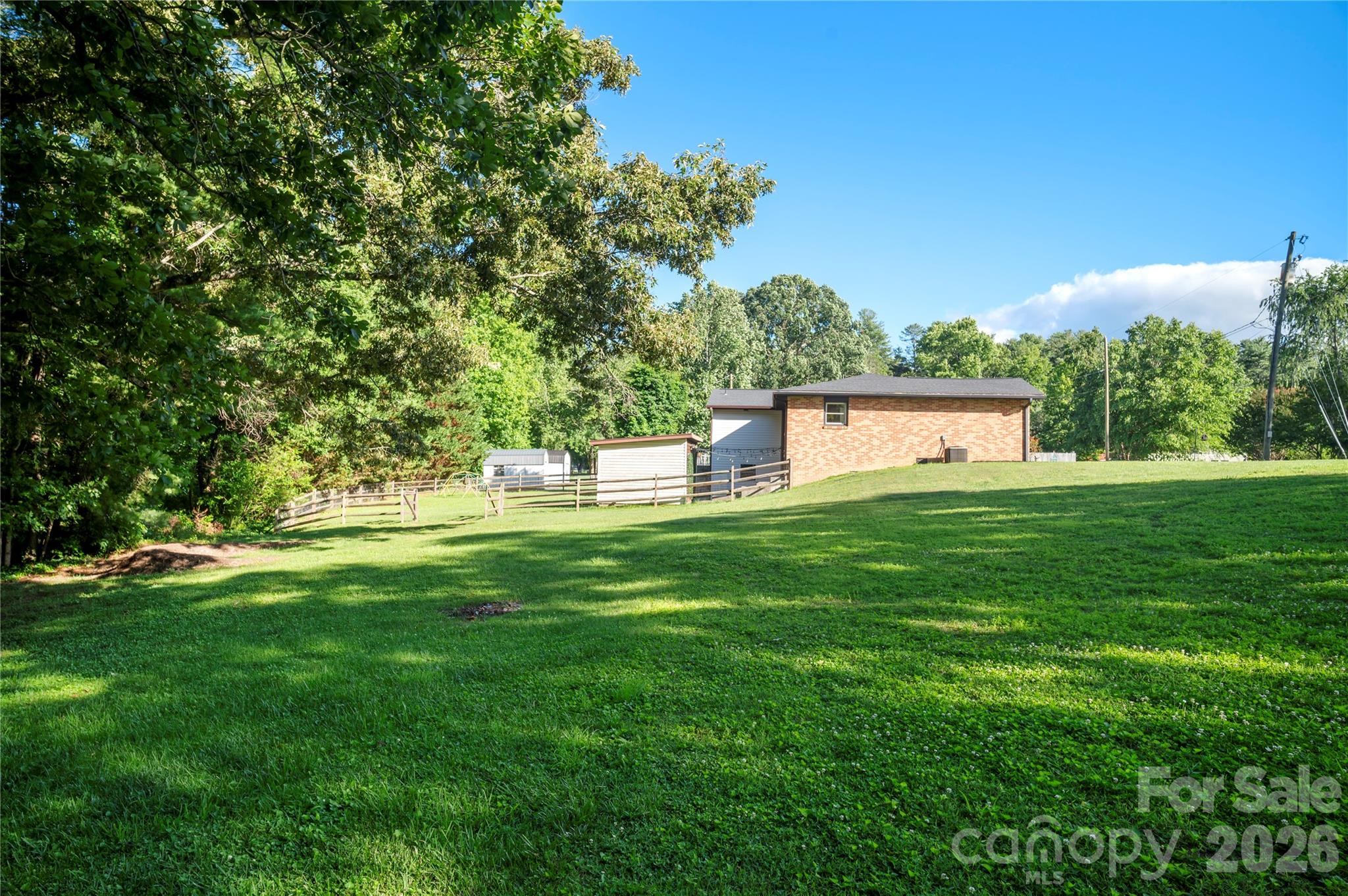 98 N Pinecrest Lane — Hendersonville