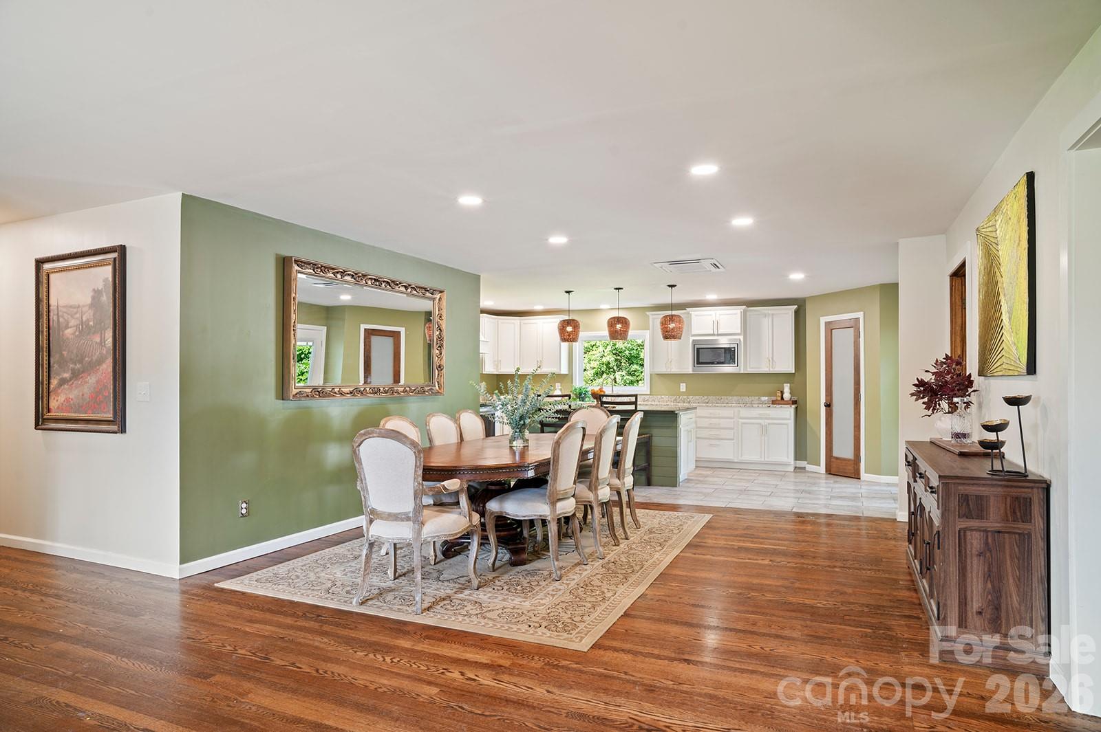 98 N Pinecrest Lane — Hendersonville