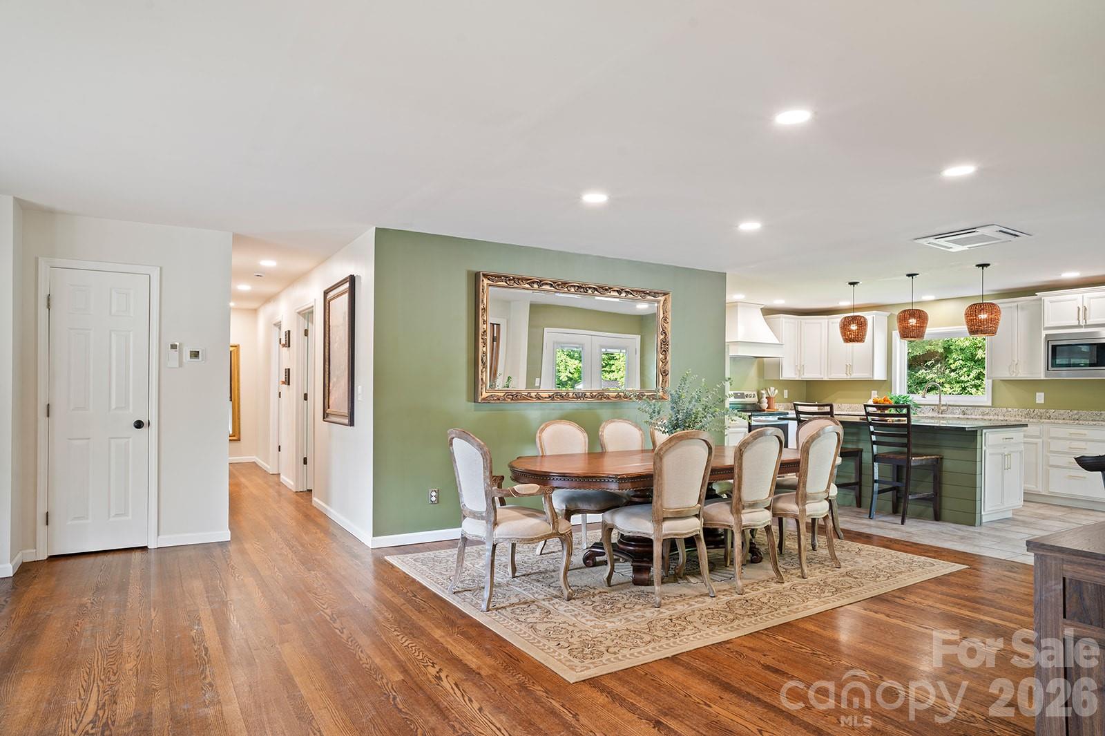 98 N Pinecrest Lane — Hendersonville