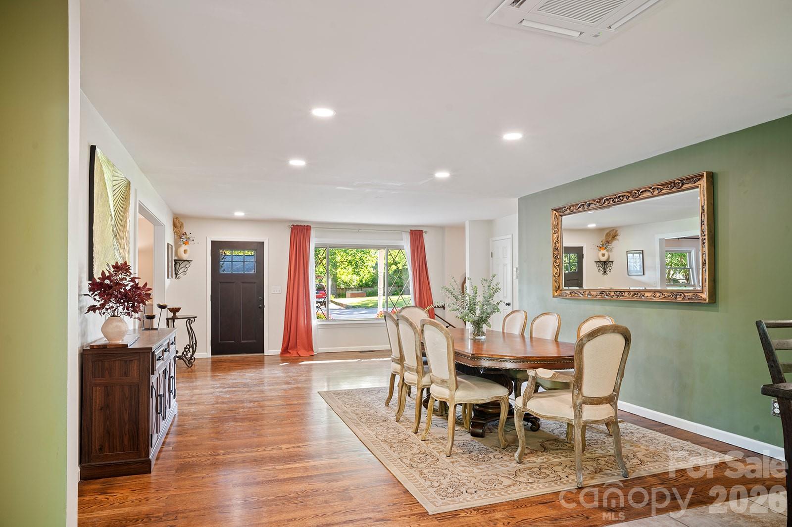 98 N Pinecrest Lane — Hendersonville