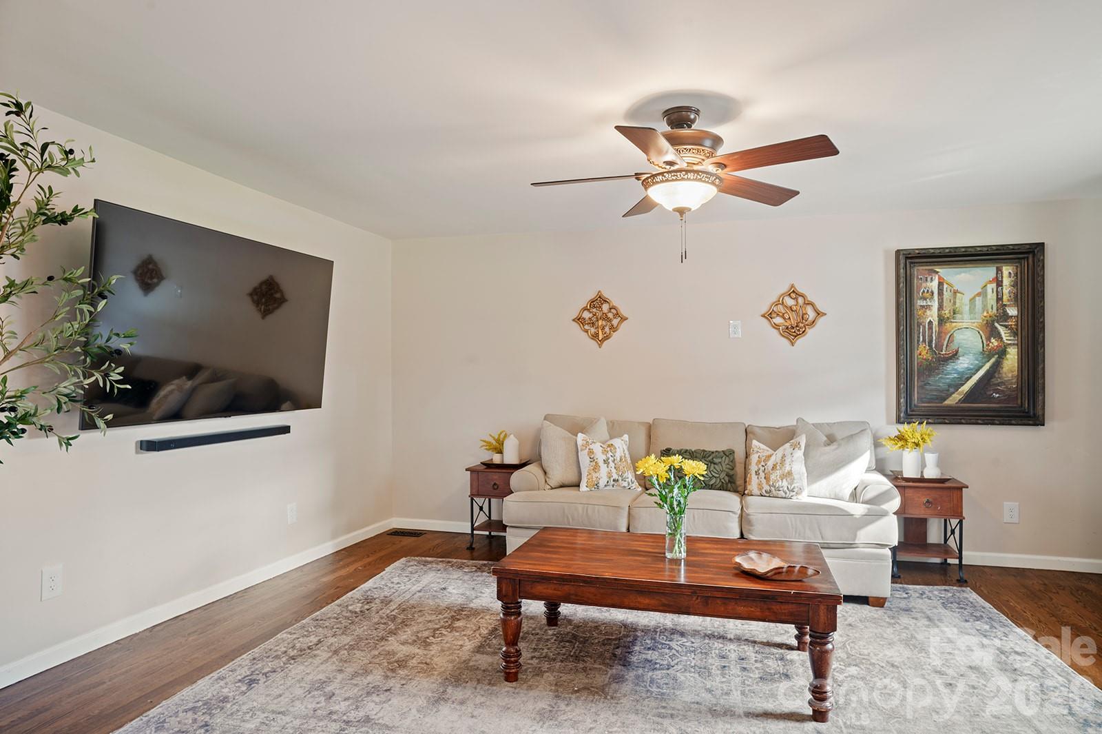 98 N Pinecrest Lane — Hendersonville