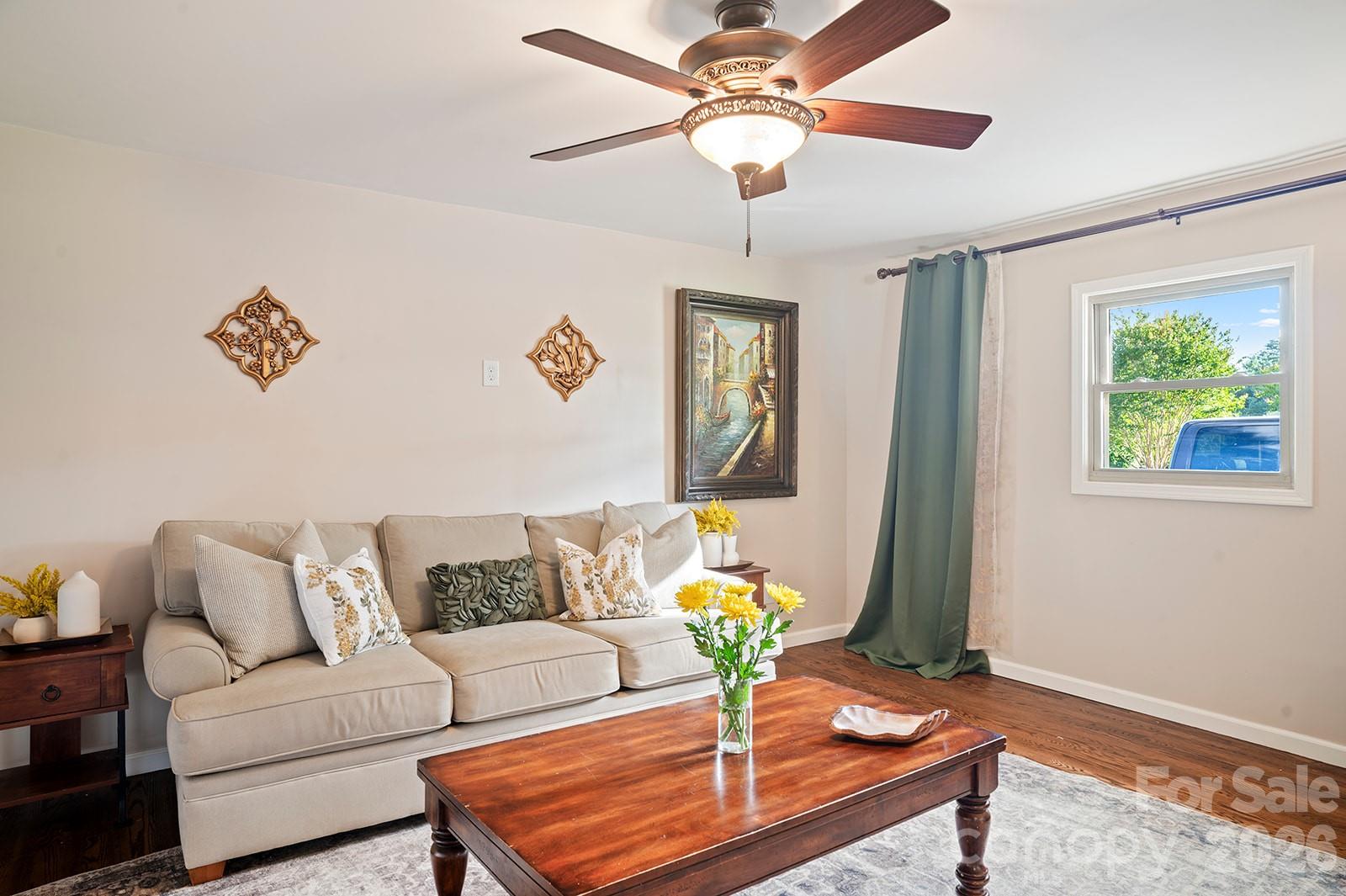 98 N Pinecrest Lane — Hendersonville
