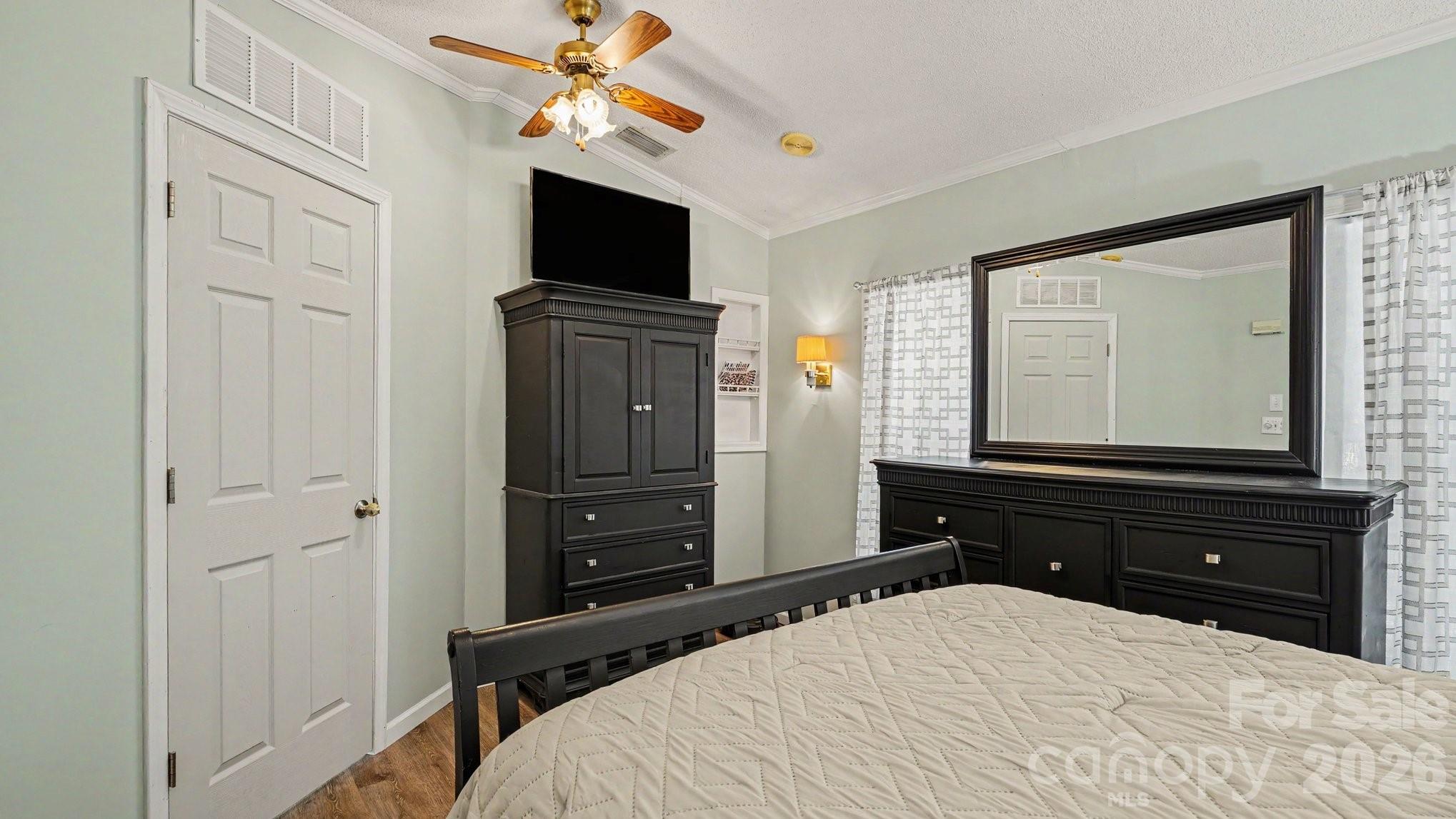 113 Lake View Drive — New London