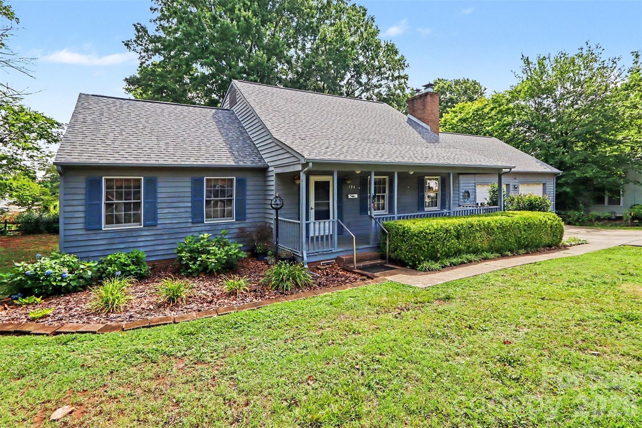 124 E Catawba Avenue — Mooresville