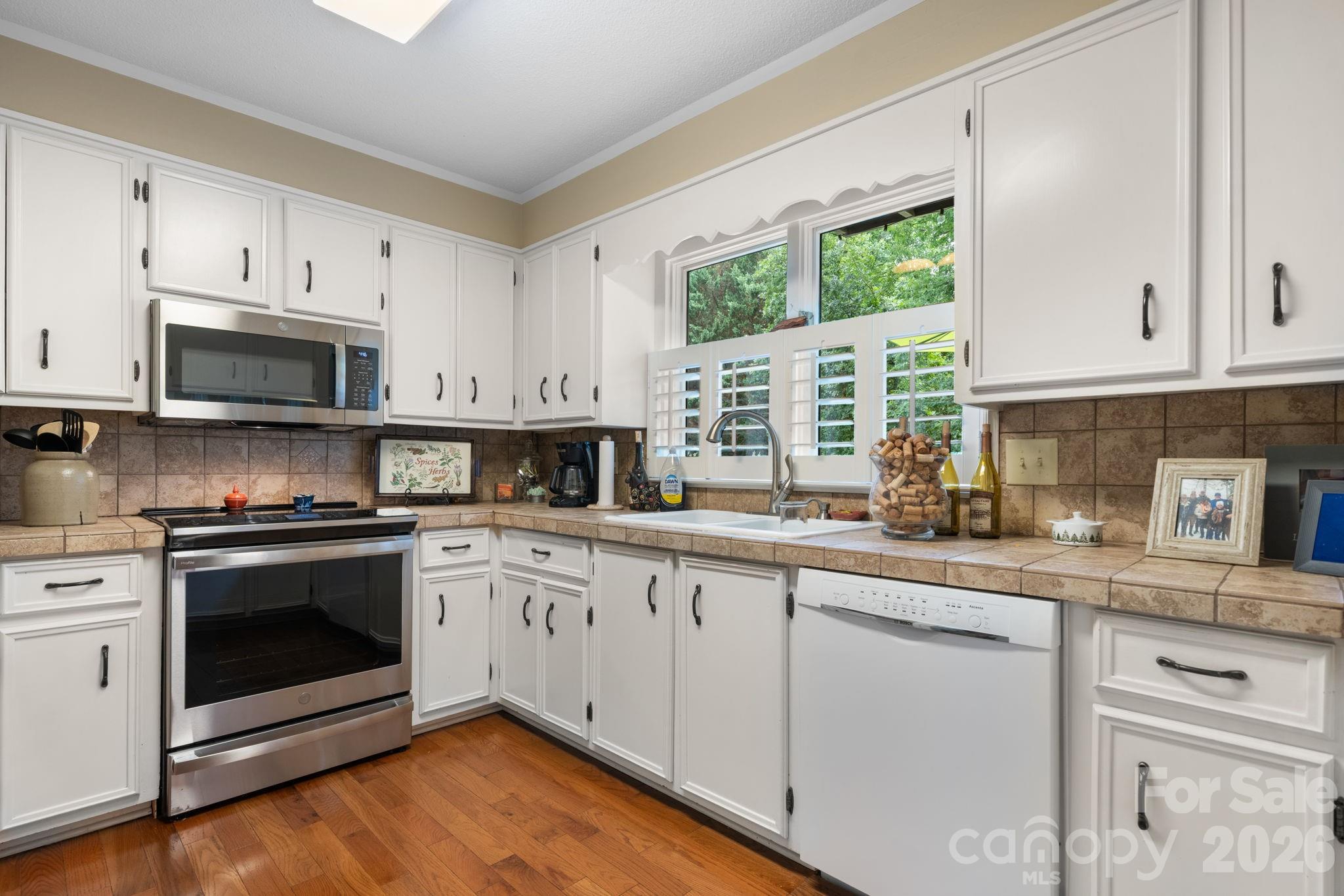446 17th Avenue Drive NE — Hickory