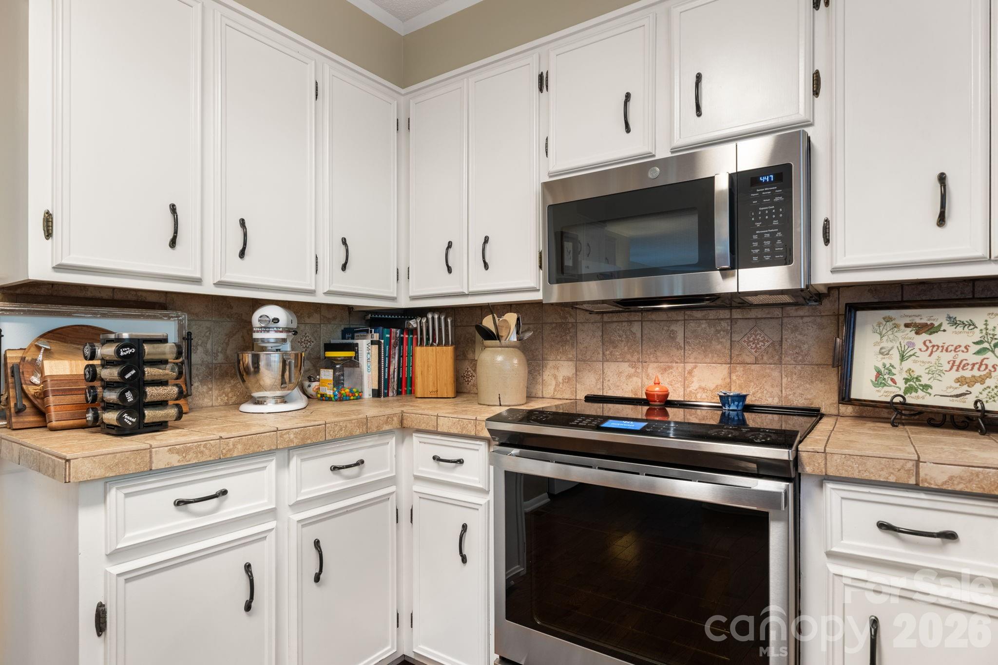 446 17th Avenue Drive NE — Hickory