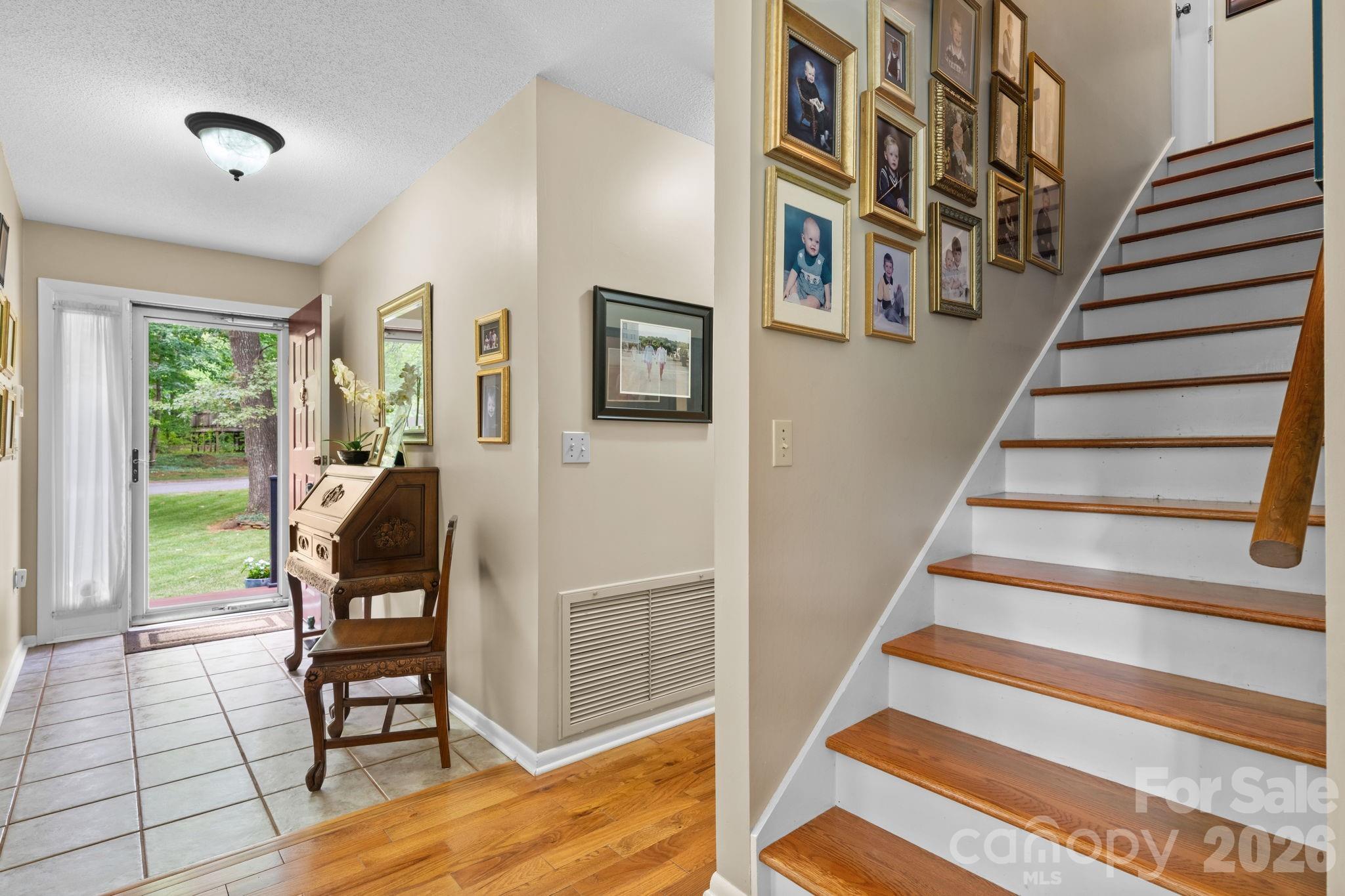 446 17th Avenue Drive NE — Hickory