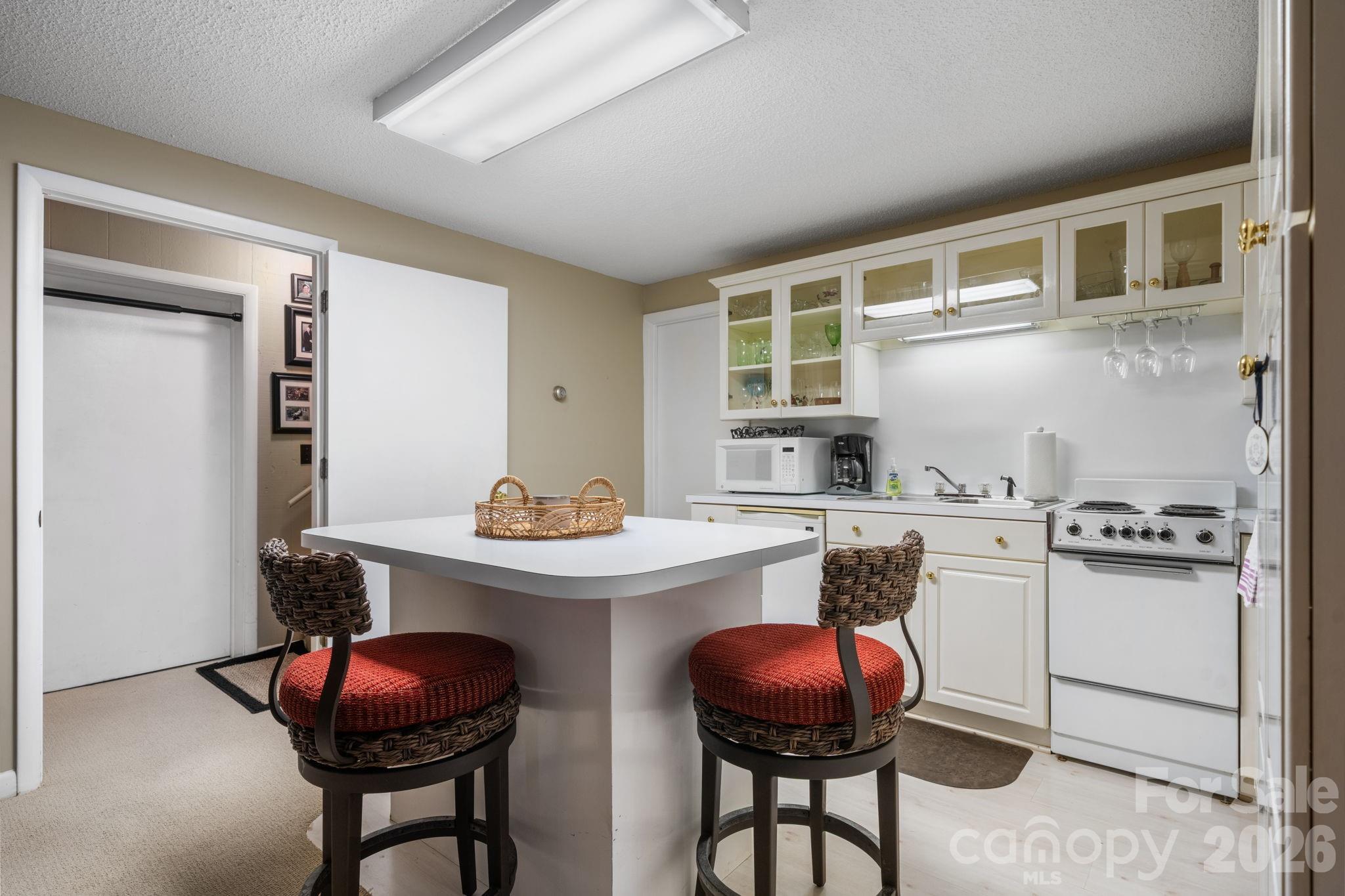 446 17th Avenue Drive NE — Hickory