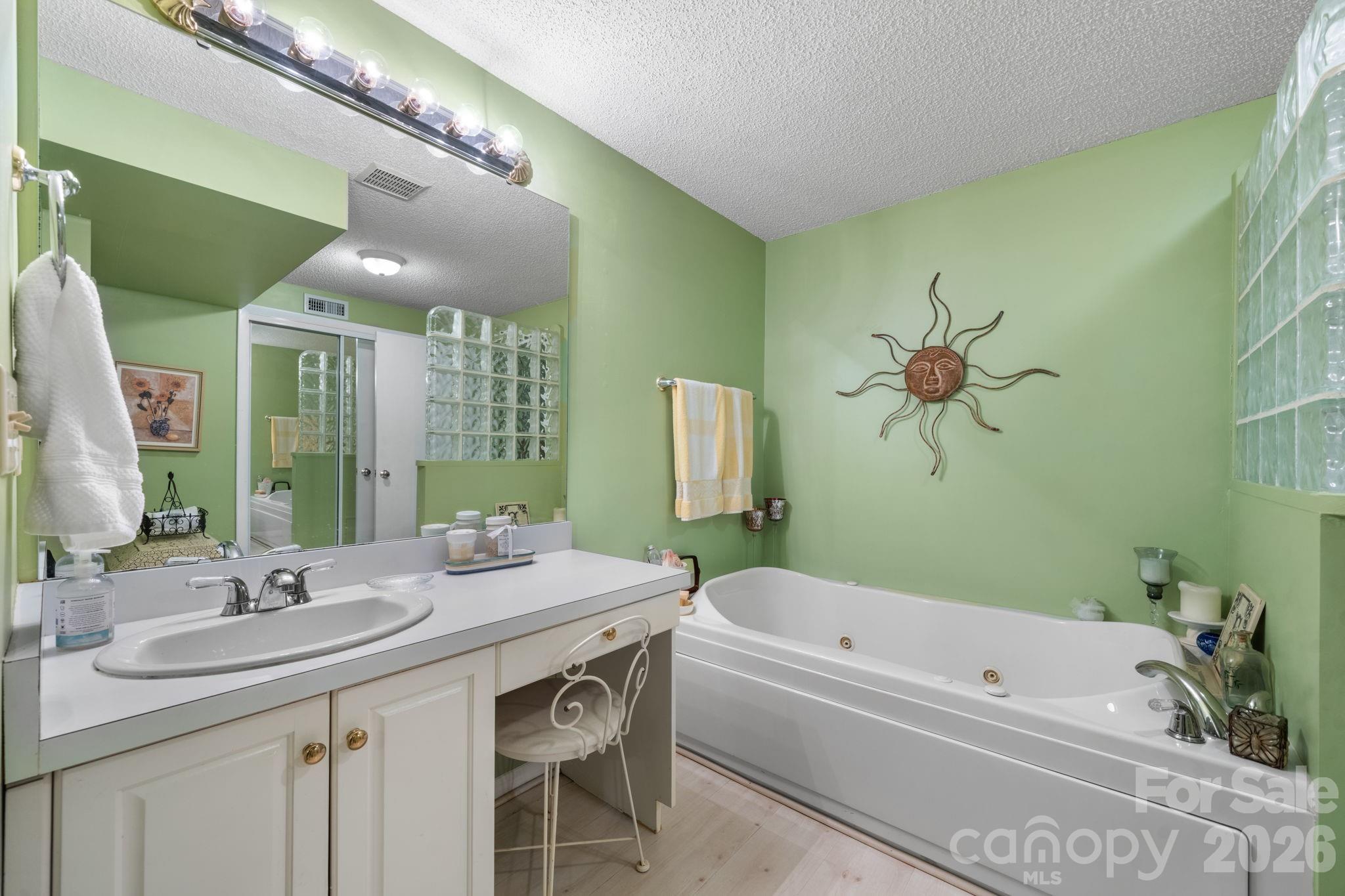 446 17th Avenue Drive NE — Hickory