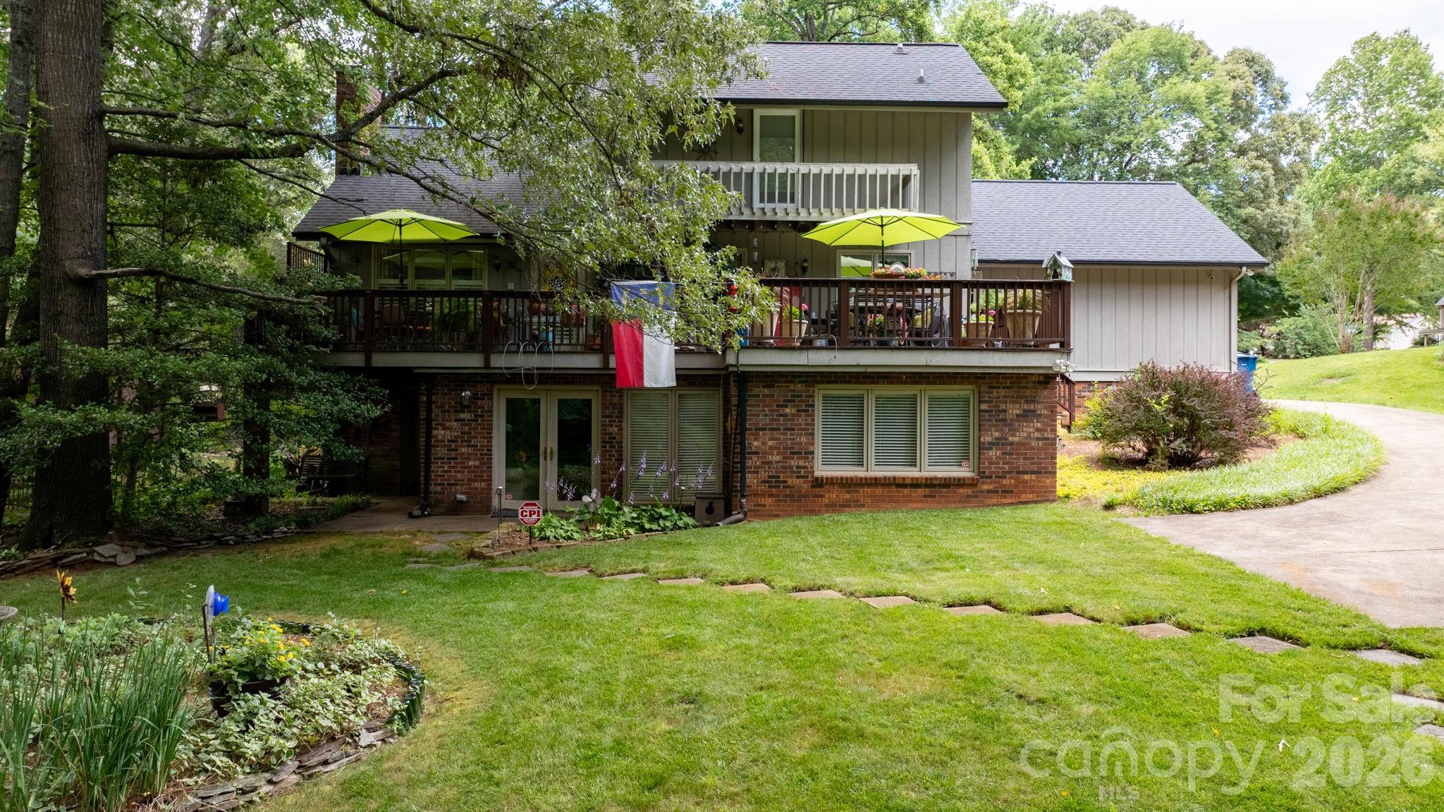 446 17th Avenue Drive NE — Hickory