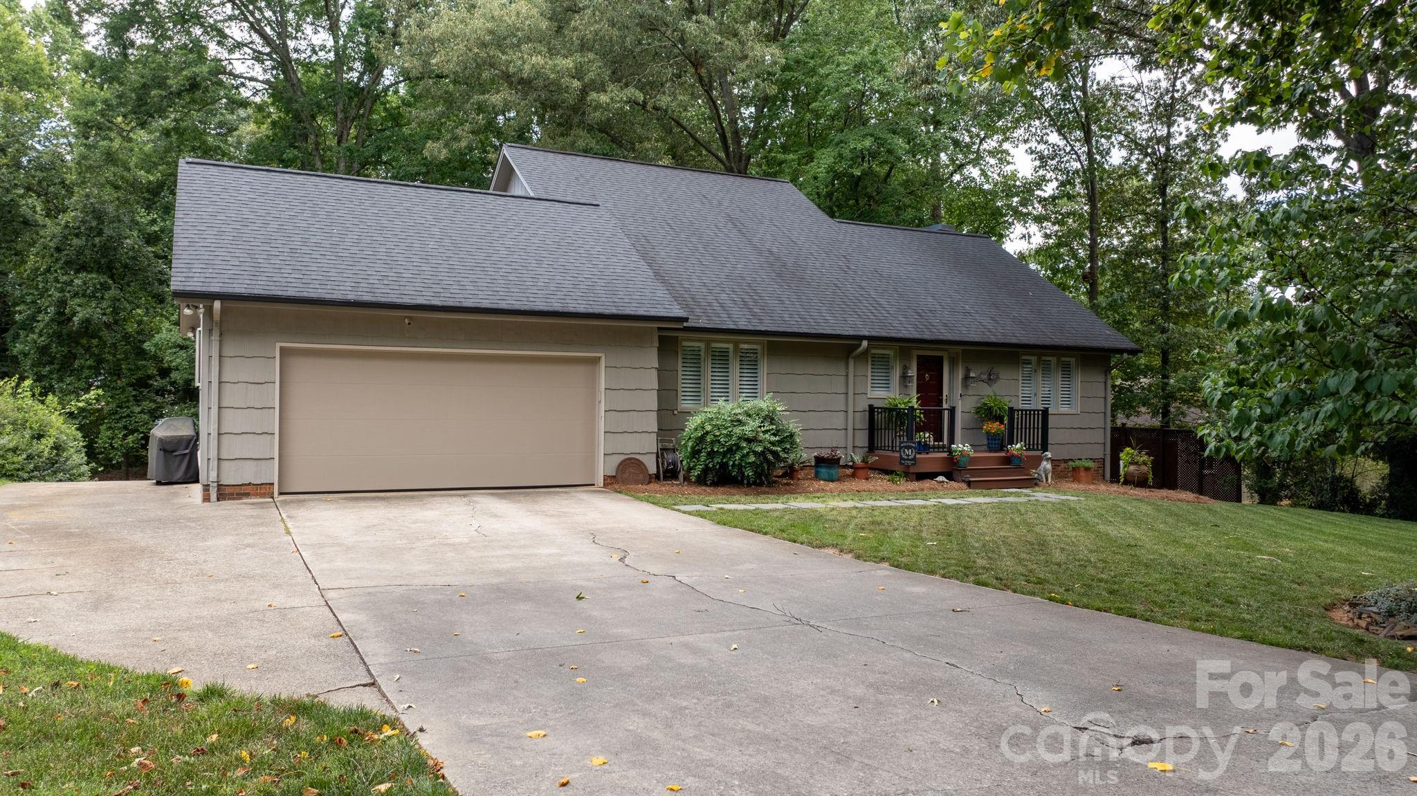 446 17th Avenue Drive NE — Hickory