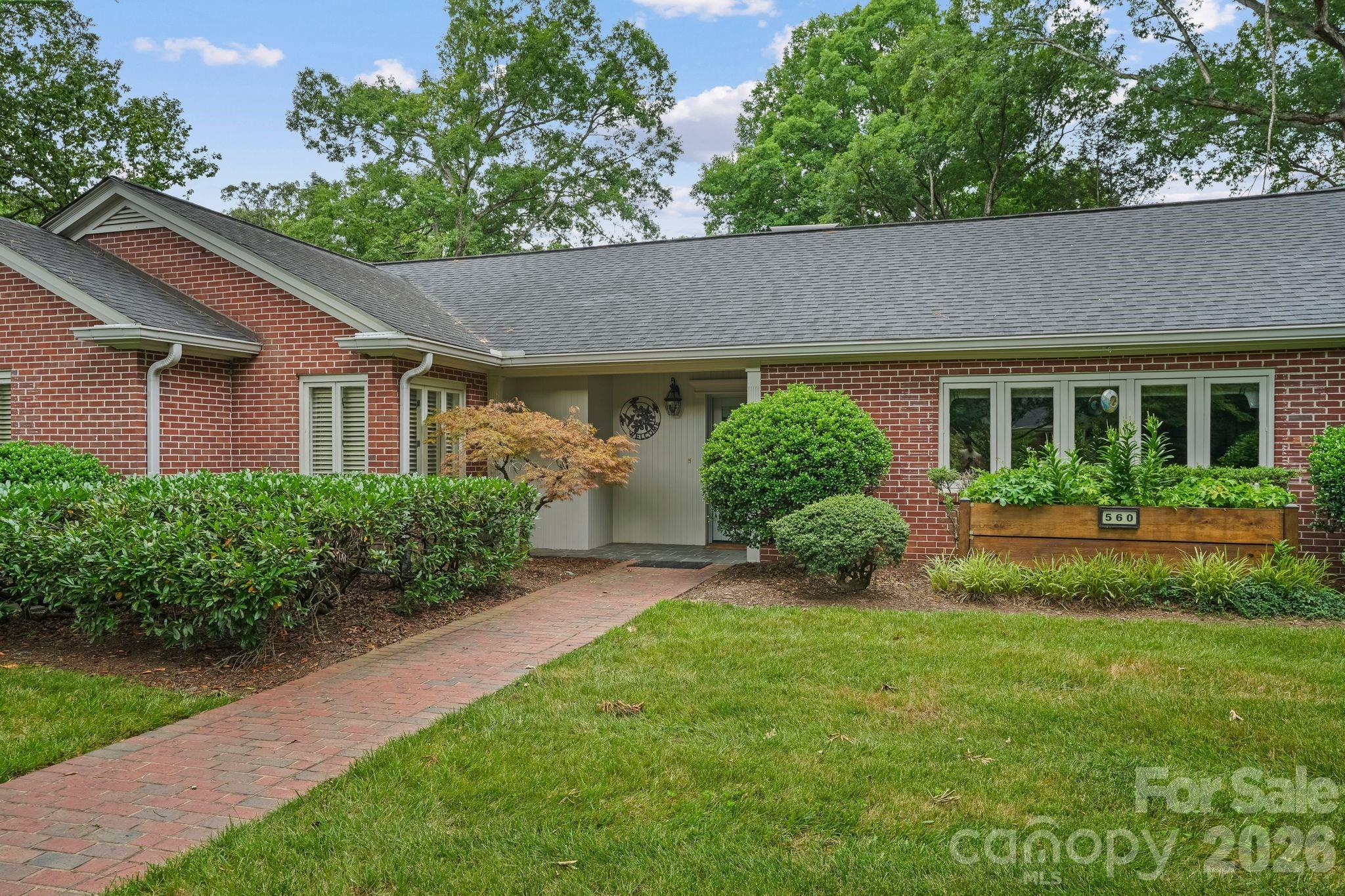 560 11th Avenue Circle NW — Hickory