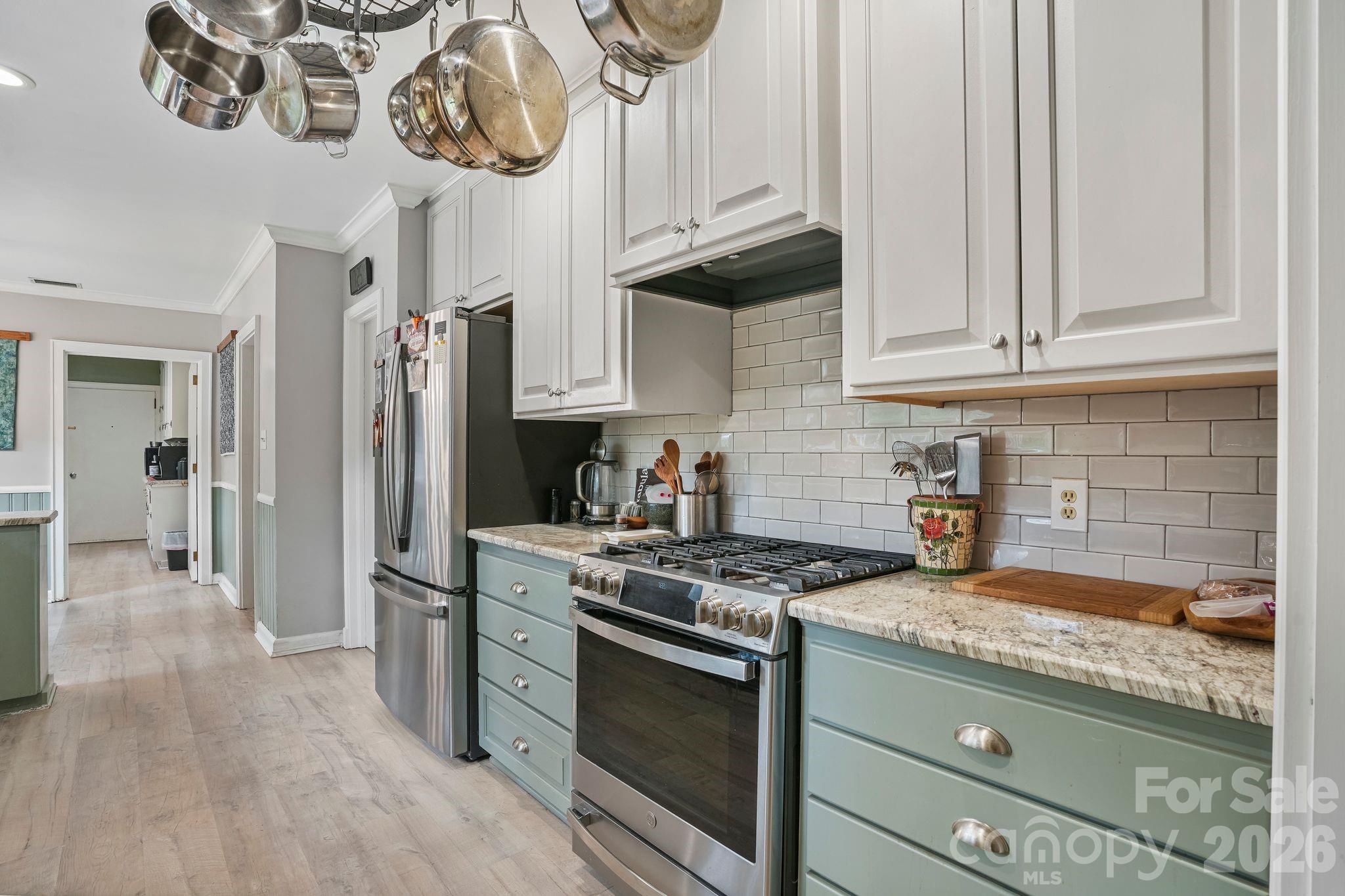 560 11th Avenue Circle NW — Hickory
