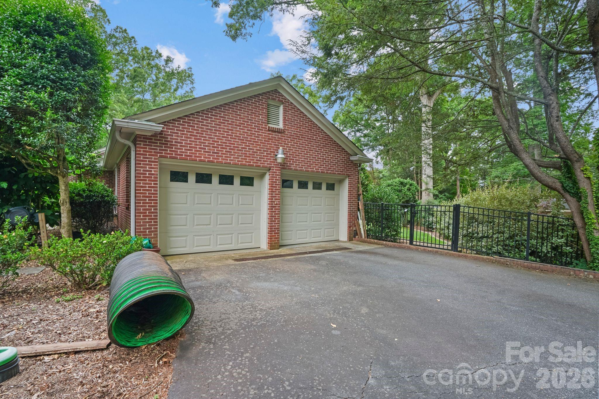 560 11th Avenue Circle NW — Hickory