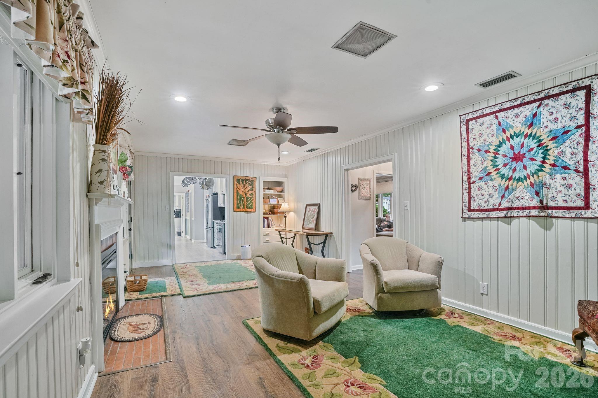 560 11th Avenue Circle NW — Hickory
