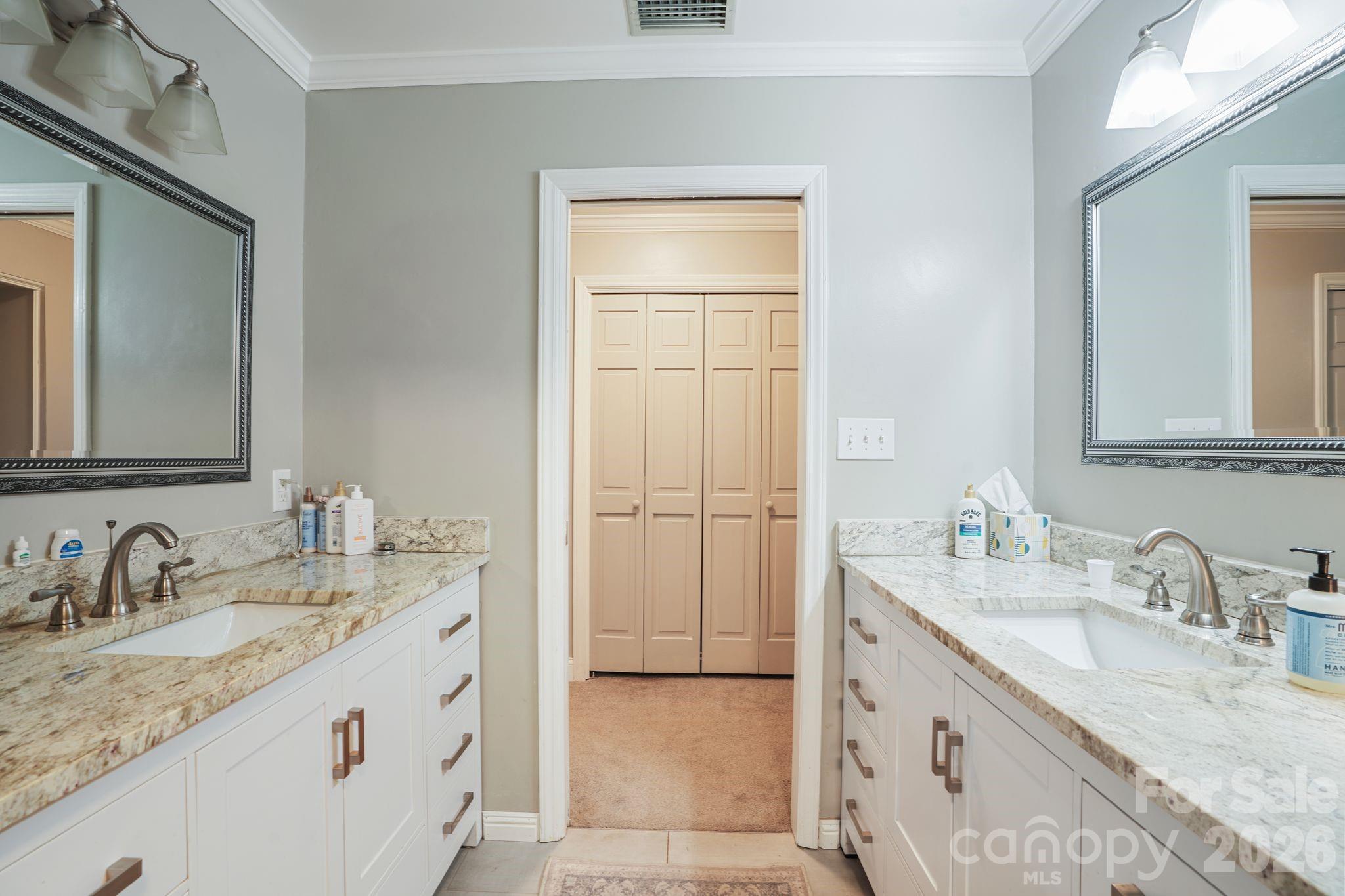 560 11th Avenue Circle NW — Hickory