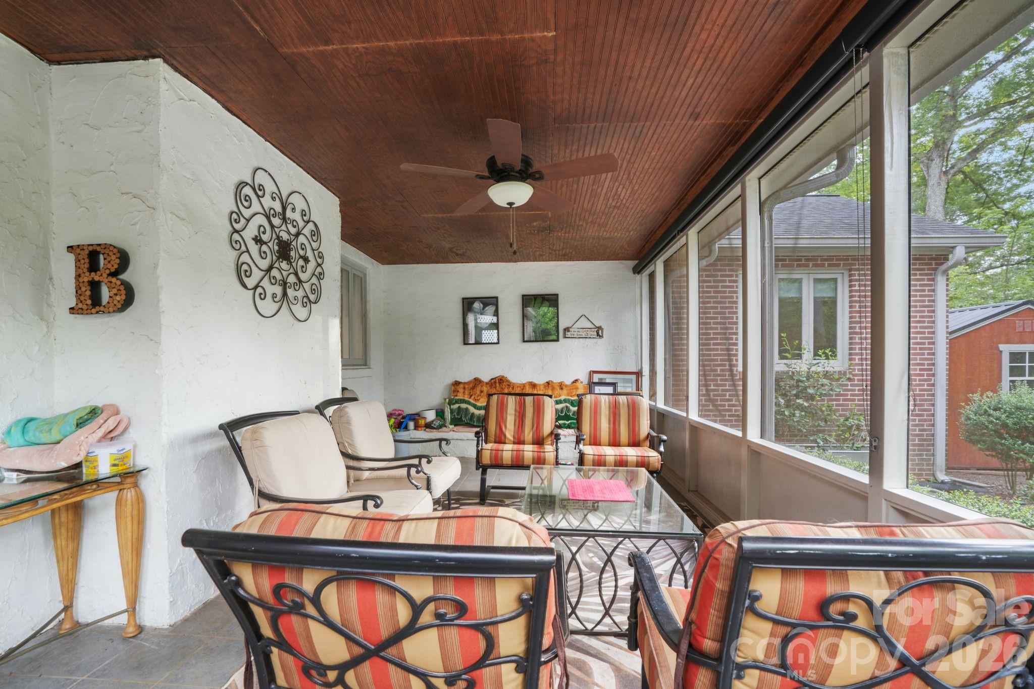560 11th Avenue Circle NW — Hickory