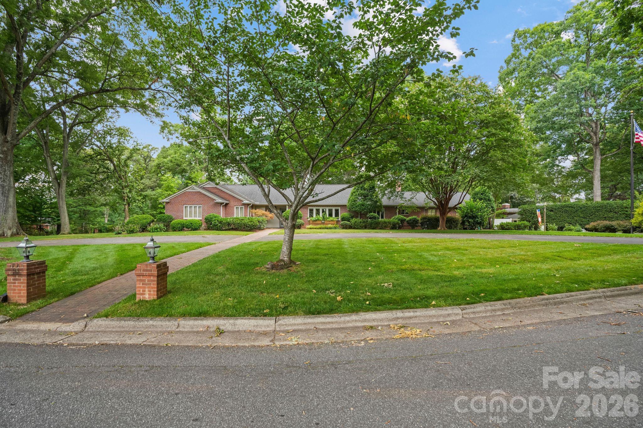 560 11th Avenue Circle NW — Hickory
