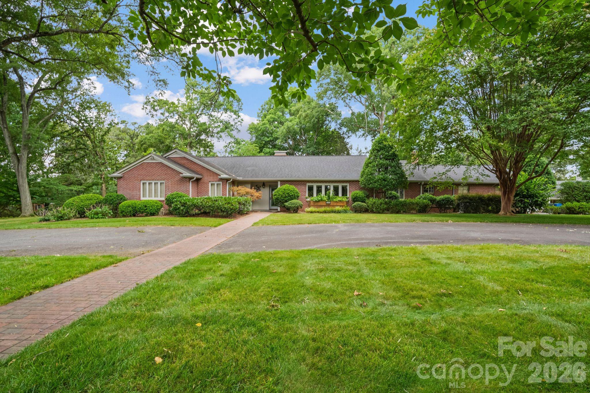 560 11th Avenue Circle NW — Hickory