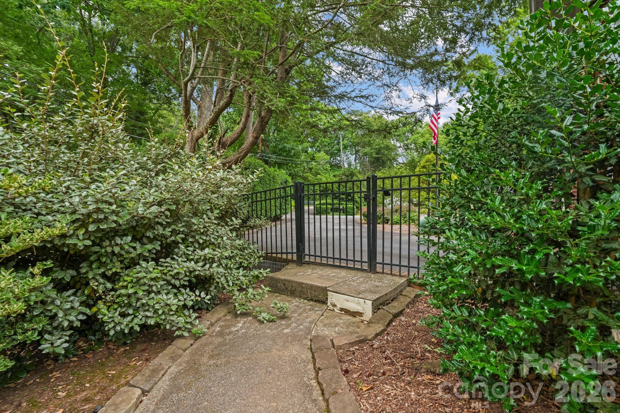 560 11th Avenue Circle NW — Hickory