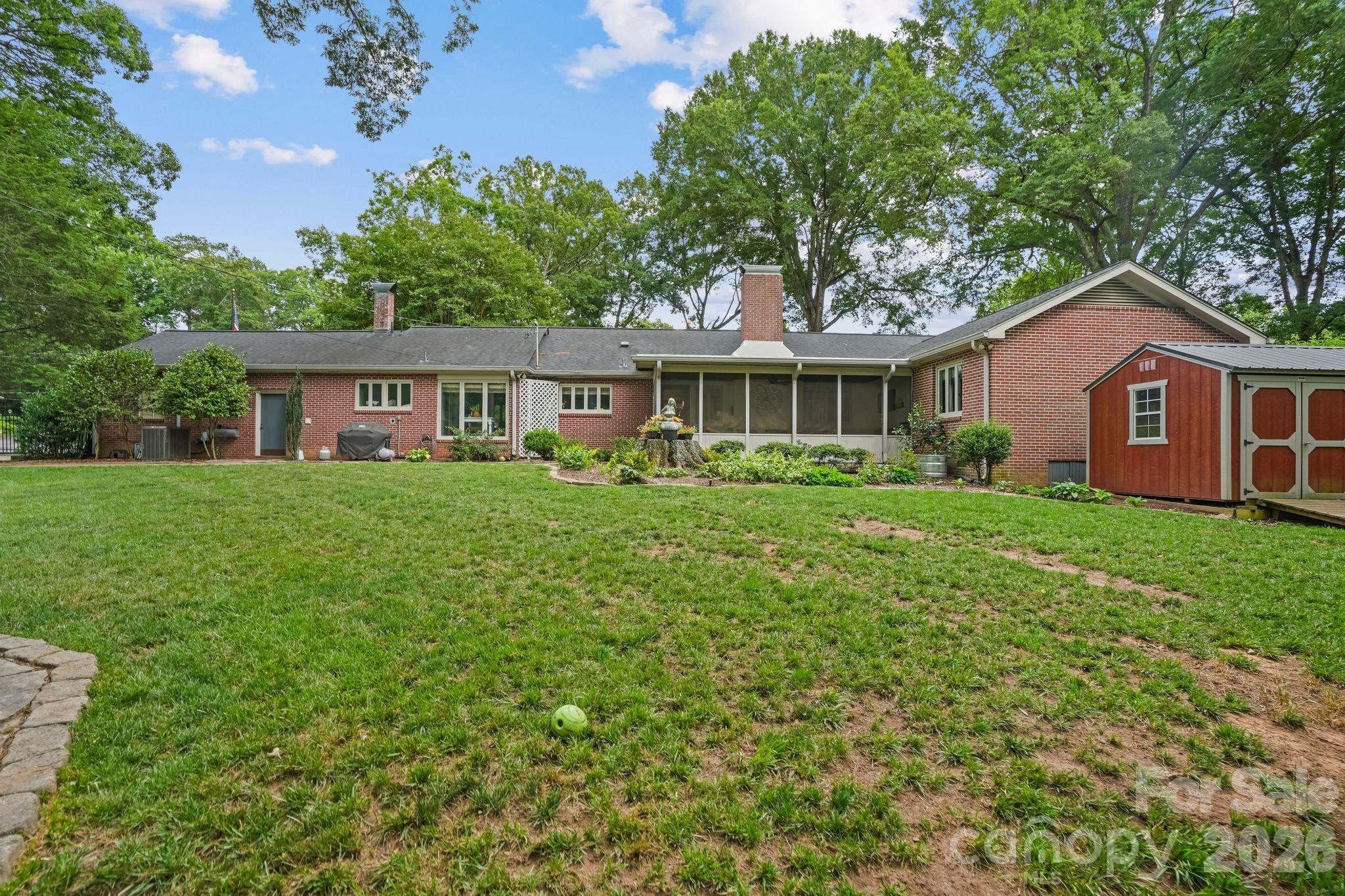 560 11th Avenue Circle NW — Hickory