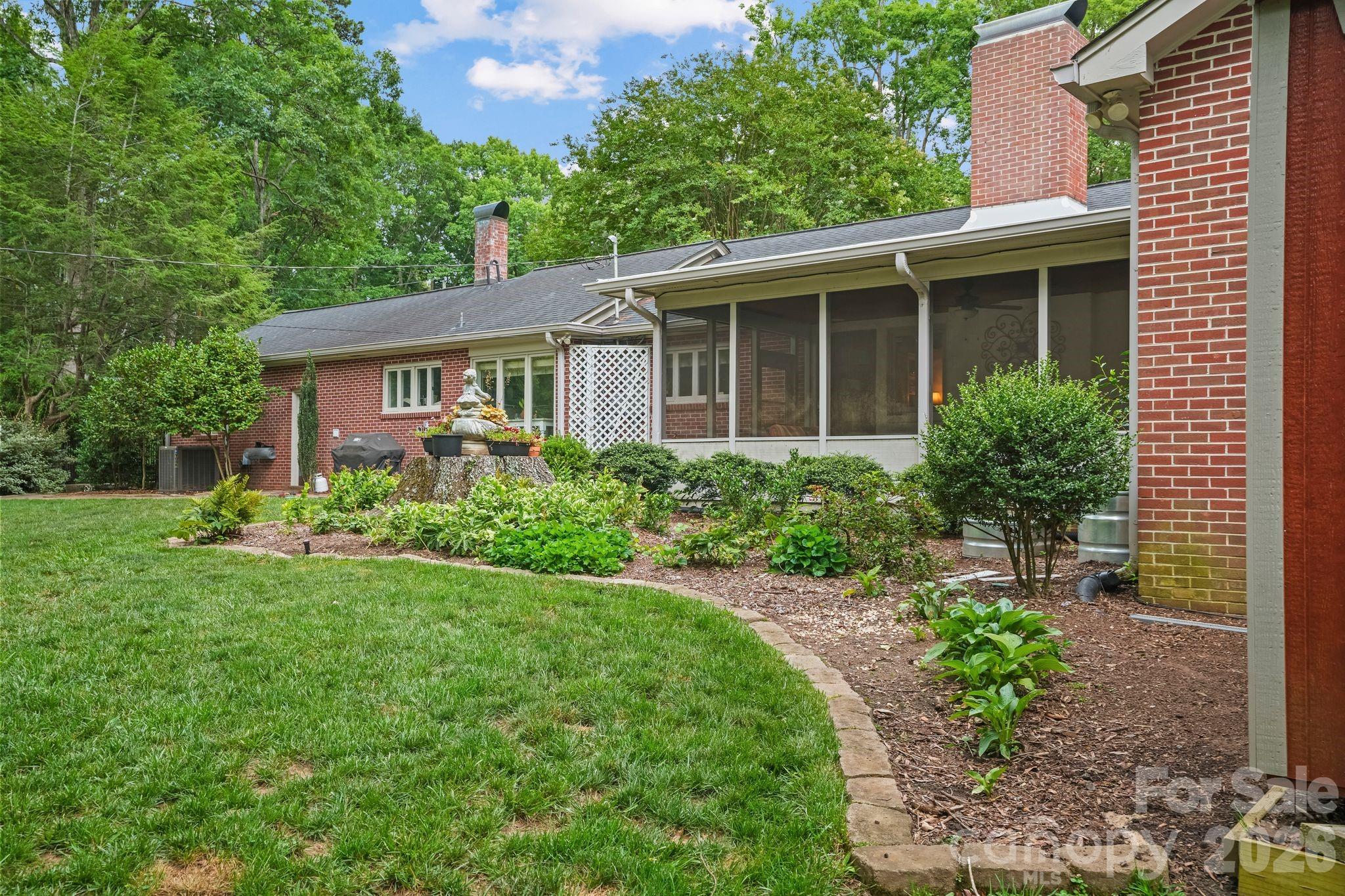 560 11th Avenue Circle NW — Hickory