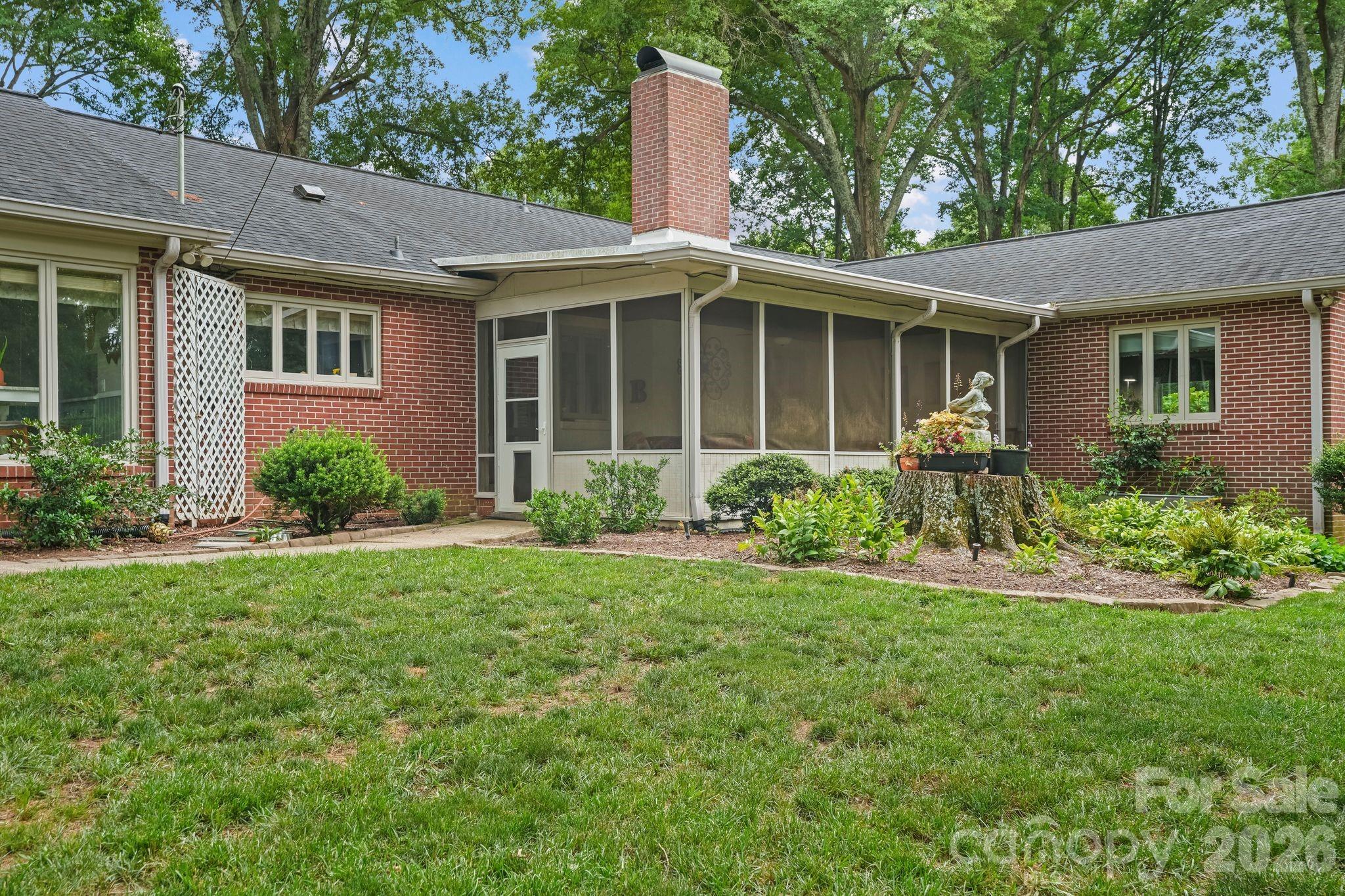 560 11th Avenue Circle NW — Hickory