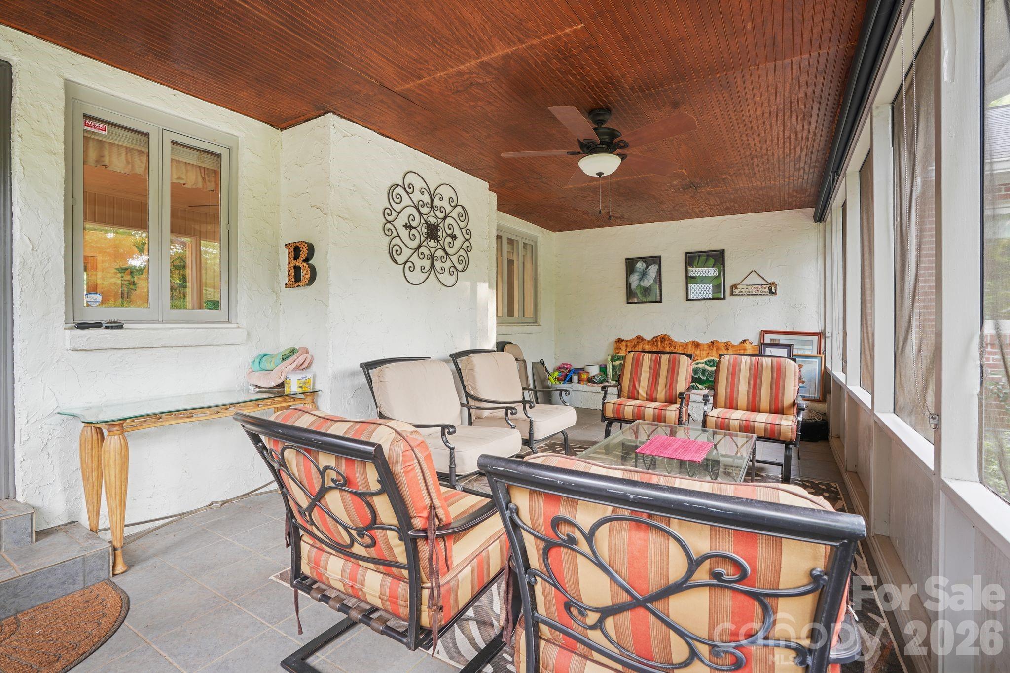 560 11th Avenue Circle NW — Hickory