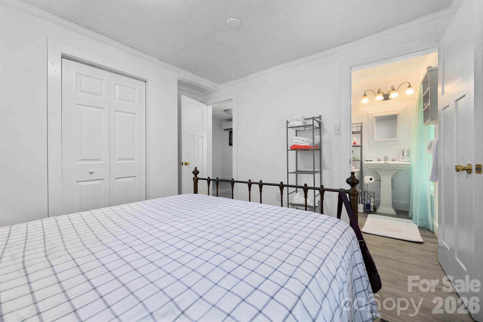 389 Rollins Road — Marshall