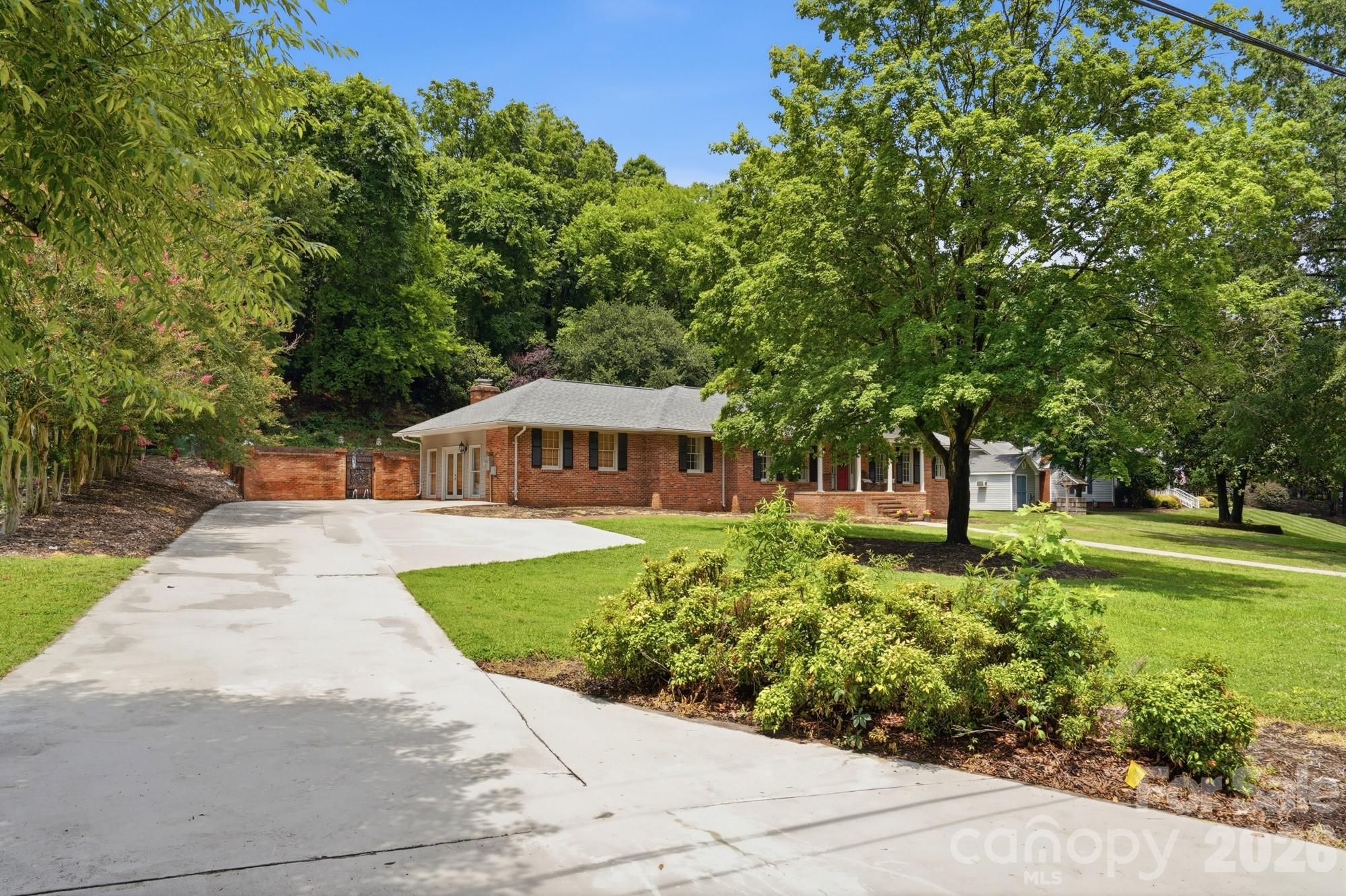 185 Hillcrest Avenue SE — Concord