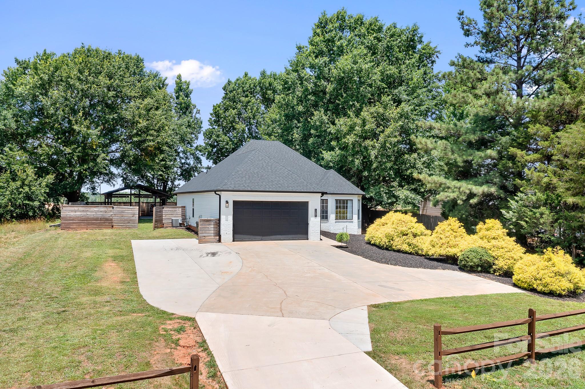 12601 Mayes Road — Huntersville
